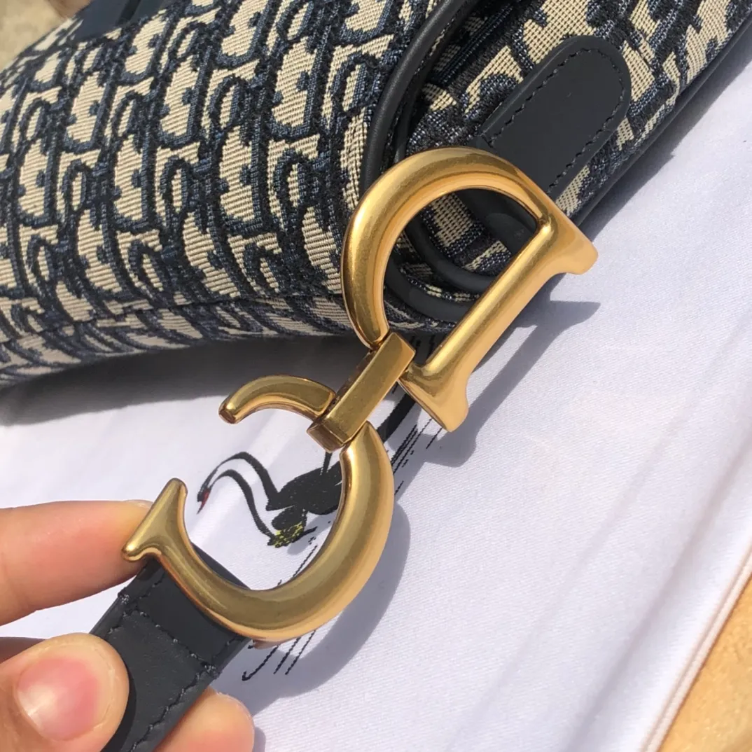 Top upgraded version 💰1360 Size: 25×20×6.5cm Dior overseas channel resources specialize in saddle bag large size ❗️The most classic color scheme of Dior Saddle Bag is of course Oblique jacquard, embellished with cow leather and golden retro metal accessories. Can be used as a shoulder or hand carry. The bag cover presents a natural curvature, and the flip-top suction buckle design is simple and elegant, highlighting the perfect and exquisite craftsmanship of the bag. This saddle bag caused a sensation in the fashion world when it was first launched, not only leading the trend of retro style. The Dior saddle bag is a retro tool. Pick it up and you will immediately get the strongest retro style.