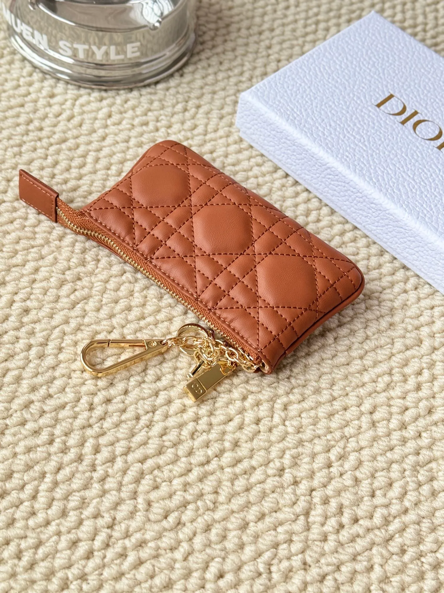 💰160 lambskin makes a zippered coin purse and key bag. Small, cute and mini. Size: 14.5*7.6cm Model: S0972UWHC_M30G This Dior Caro card holder is elegant and practical. Made of soft lambskin, carefully crafted and decorated with cannage pattern topstitching. Coin purse and key case 🔑 Compact and practical, unique and can store various daily necessities, suitable for various occasions.