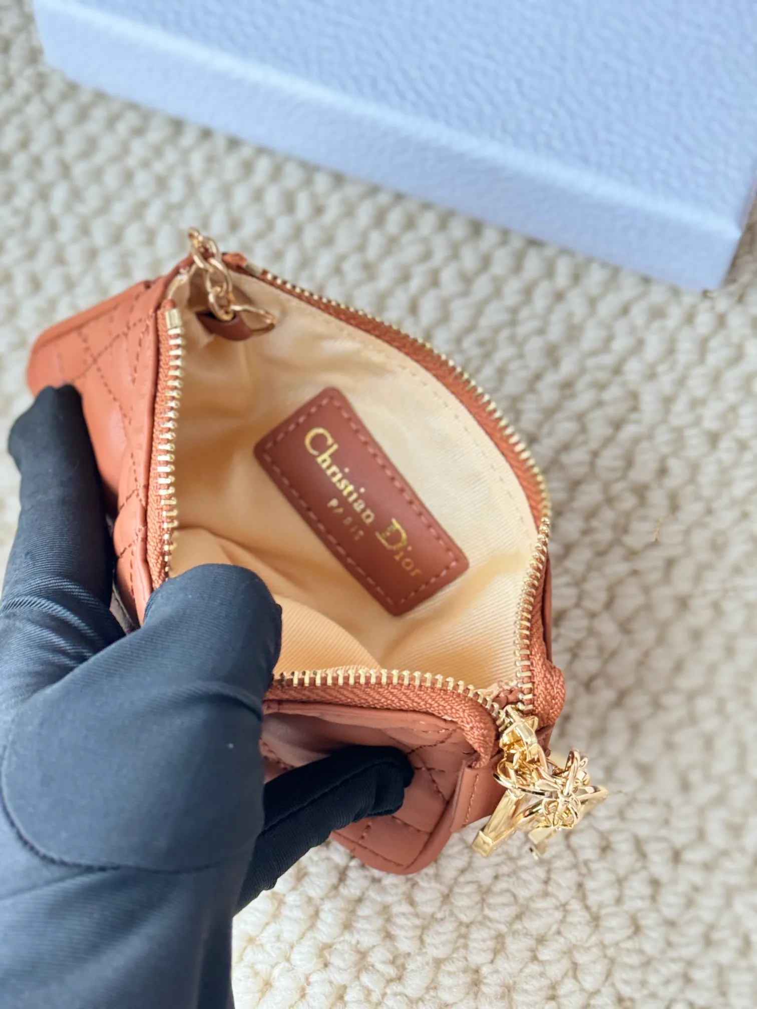 💰160 lambskin makes a zippered coin purse and key bag. Small, cute and mini. Size: 14.5*7.6cm Model: S0972UWHC_M30G This Dior Caro card holder is elegant and practical. Made of soft lambskin, carefully crafted and decorated with cannage pattern topstitching. Coin purse and key case 🔑 Compact and practical, unique and can store various daily necessities, suitable for various occasions.