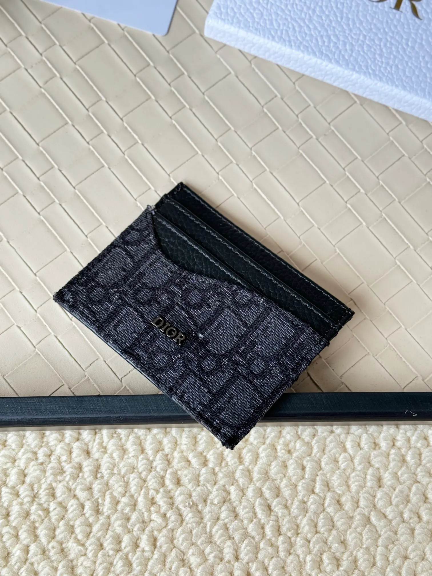 💰110 Men's Dior card holder is elegant and refined😍 Carefully made of cowhide [strong]. There are 3 card slots on each side and 1 card slot on the top, which is exquisite and exquisite in shape. Style number: CH164 Size: 10*8cm