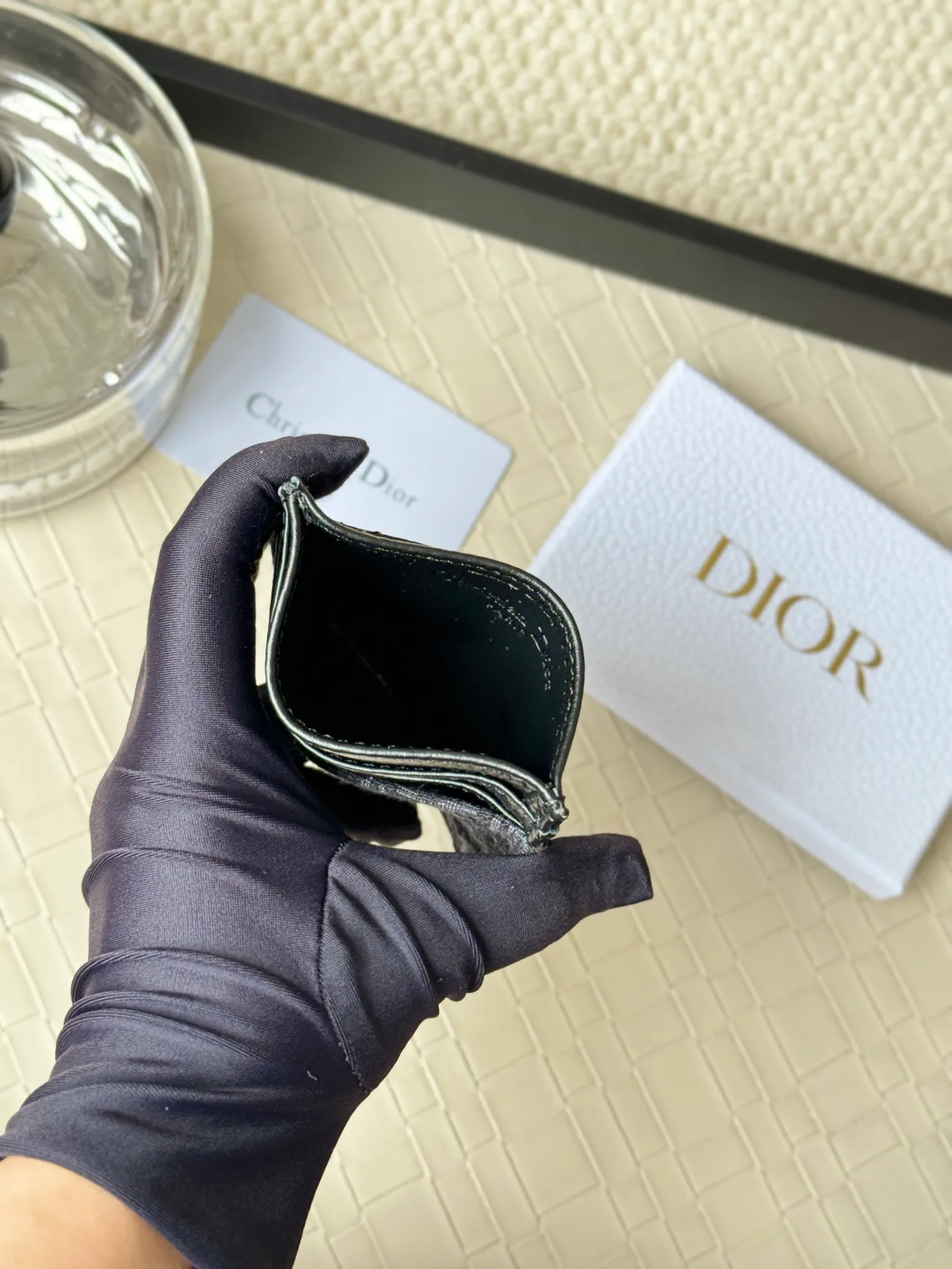 💰110 Men's Dior card holder is elegant and refined😍 Carefully made of cowhide [strong]. There are 3 card slots on each side and 1 card slot on the top, which is exquisite and exquisite in shape. Style number: CH164 Size: 10*8cm