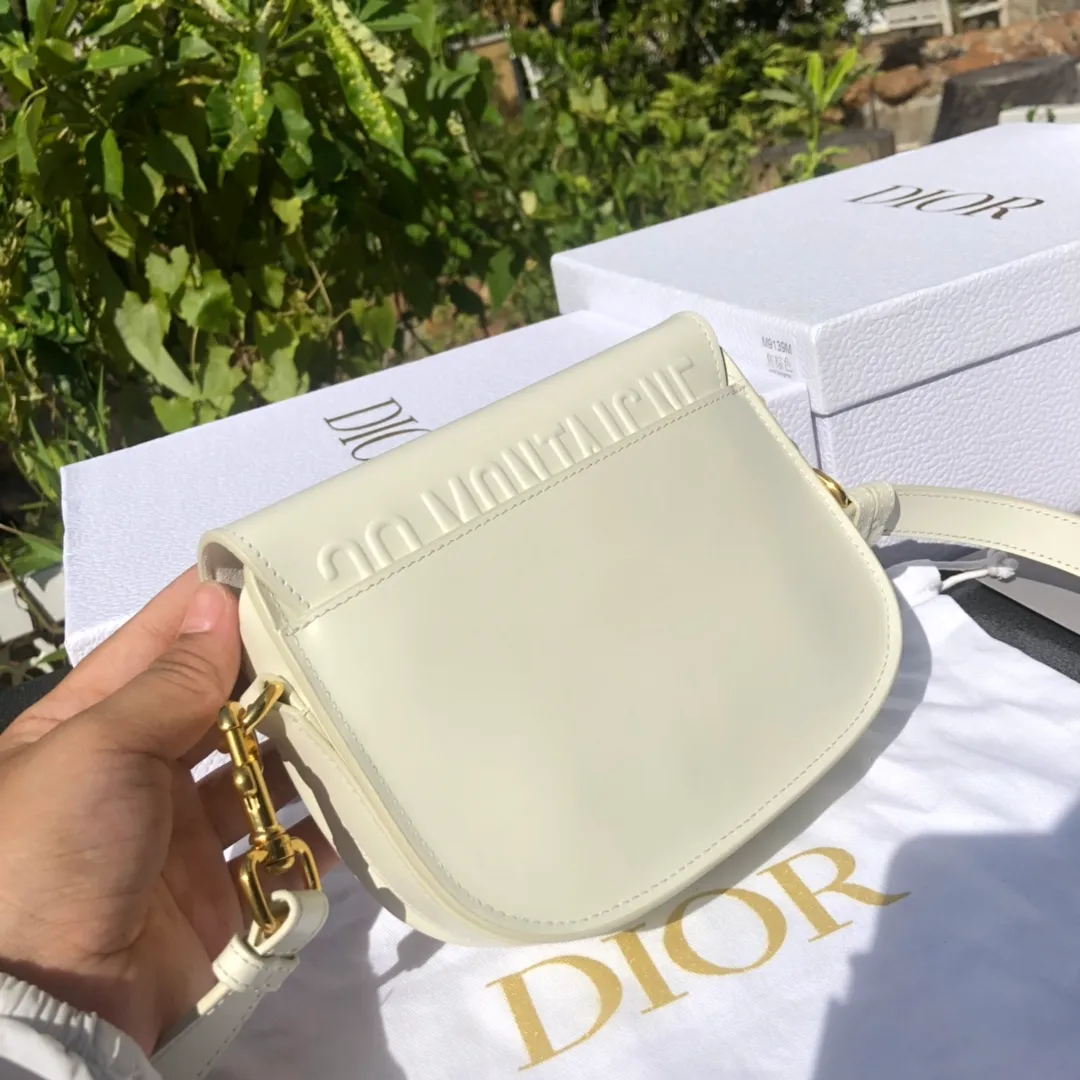 Top upgraded version 💰1700 Small size: 18×14×5cm Dior overseas channels! Dior Saddle Bag😘This Dior Bobby handbag is a shoulder bag style, showing elegant silhouette and coordinated proportions. This small bag is crafted from white glossy calfskin and accented with antiqued gold hardware for added style. The interior is designed with suede leather, which is soft and rich in texture. With a detachable and adjustable shoulder strap embellished with a military-style buckle, it can be worn on the shoulder, cross-body or handheld.