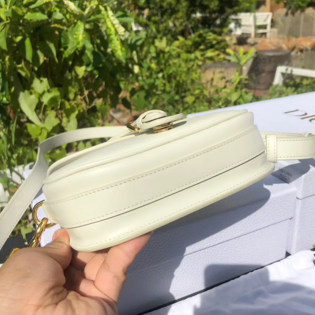 Top upgraded version 💰1700 Small size: 18×14×5cm Dior overseas channels! Dior Saddle Bag😘This Dior Bobby handbag is a shoulder bag style, showing elegant silhouette and coordinated proportions. This small bag is crafted from white glossy calfskin and accented with antiqued gold hardware for added style. The interior is designed with suede leather, which is soft and rich in texture. With a detachable and adjustable shoulder strap embellished with a military-style buckle, it can be worn on the shoulder, cross-body or handheld.