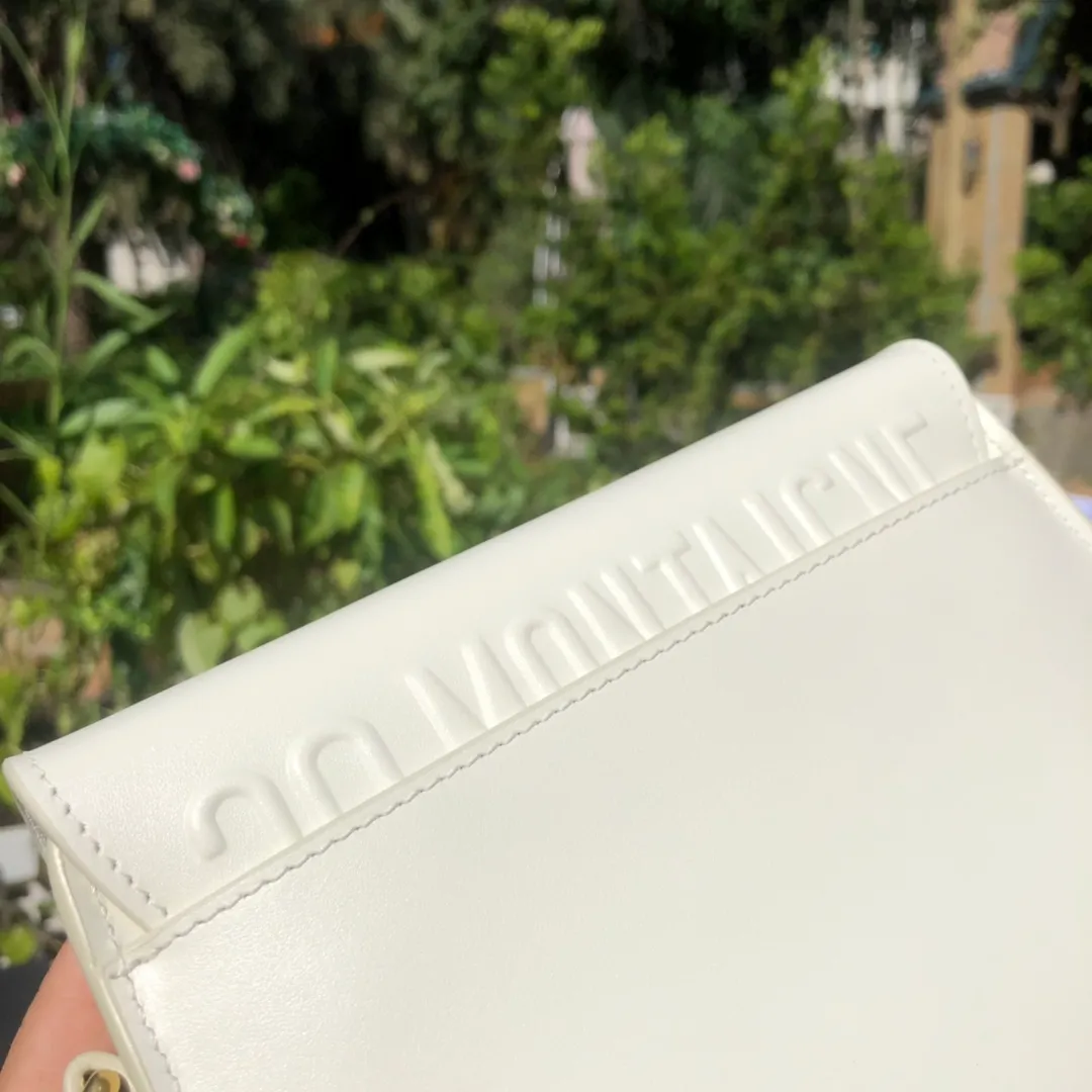 Top upgraded version 💰1700 Small size: 18×14×5cm Dior overseas channels! Dior Saddle Bag😘This Dior Bobby handbag is a shoulder bag style, showing elegant silhouette and coordinated proportions. This small bag is crafted from white glossy calfskin and accented with antiqued gold hardware for added style. The interior is designed with suede leather, which is soft and rich in texture. With a detachable and adjustable shoulder strap embellished with a military-style buckle, it can be worn on the shoulder, cross-body or handheld.