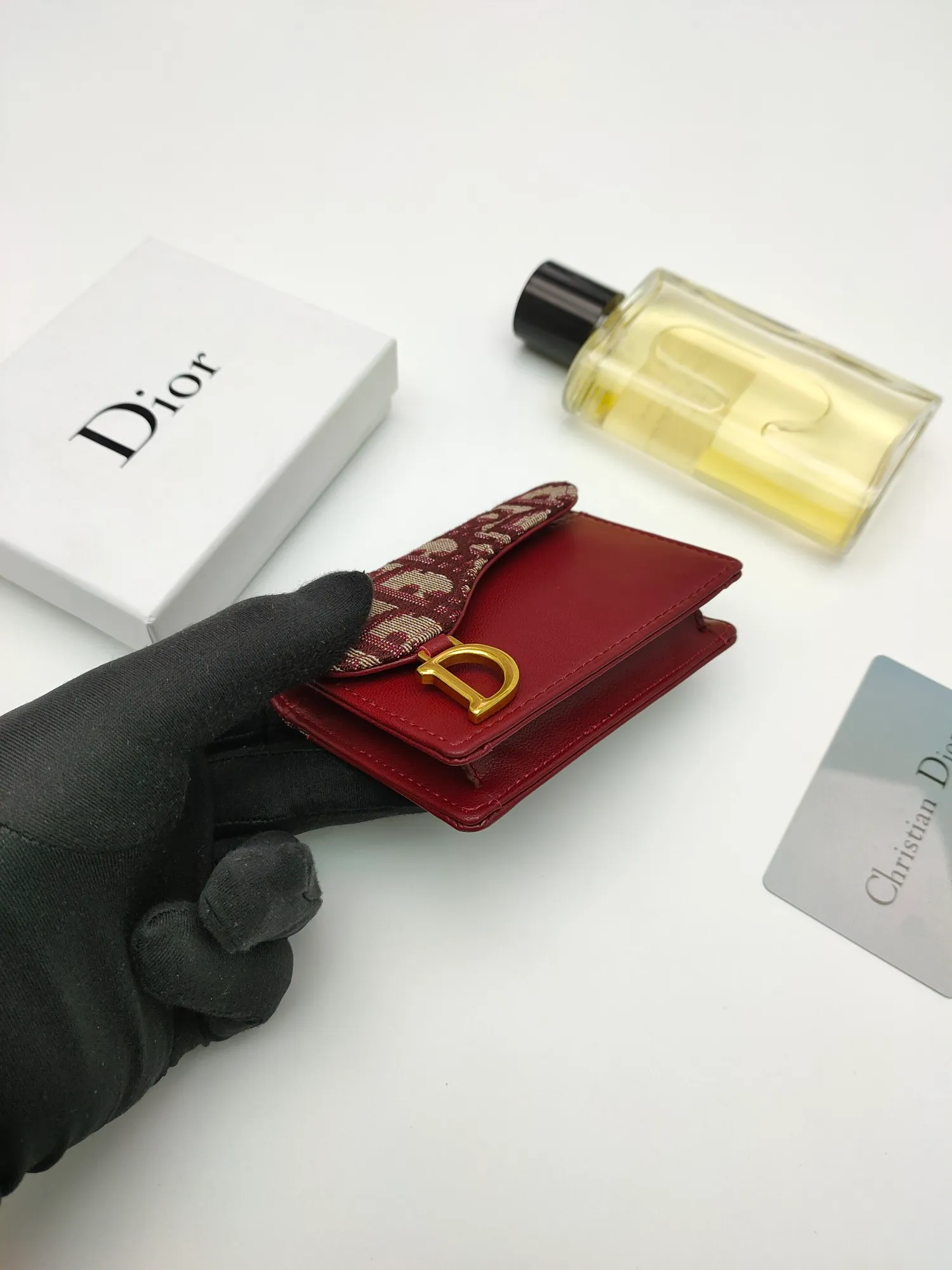 ￥110🌹This Dior saddle flip card holder is practical and compact👍🏻It can replace the traditional saddle wallet🎉Made of Dior Oblique printed fabric with sheepskin. It is made with exquisite craftsmanship and is durable❤️It has a spacious main compartment with 2 patch pockets and 2 card slots, which can store cash, bills and cards. Can be paired with other pieces from the saddle collection for an elegant look. Style number: S5611 Size: 11*7.5*2.5cm