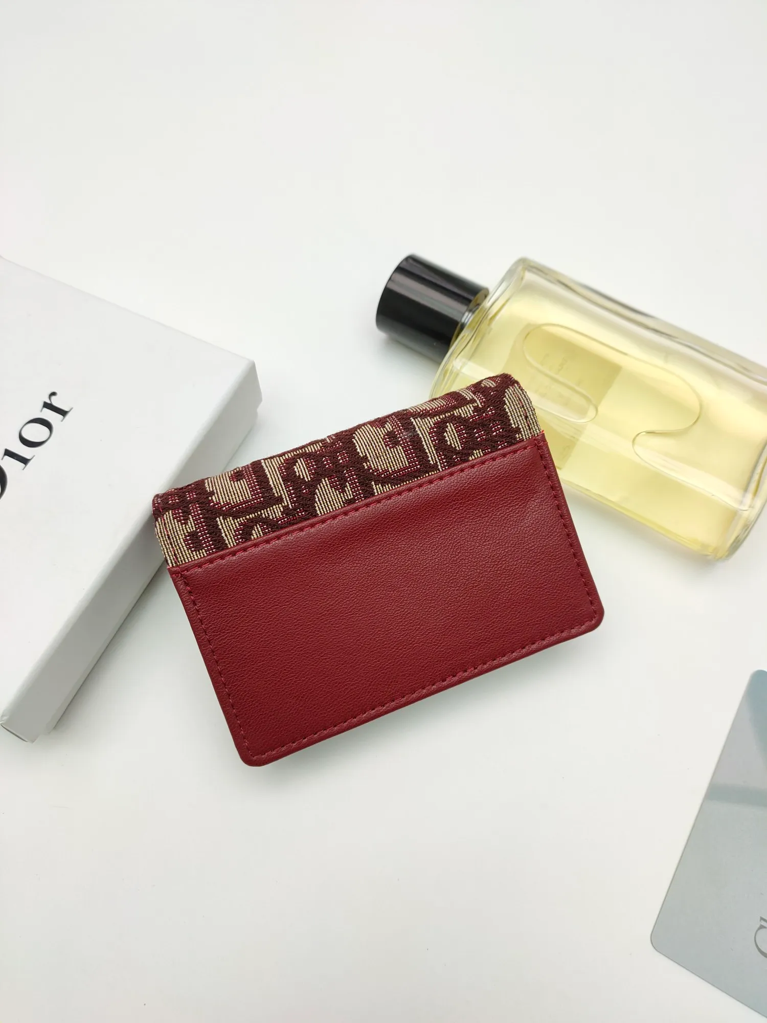 ￥110🌹This Dior saddle flip card holder is practical and compact👍🏻It can replace the traditional saddle wallet🎉Made of Dior Oblique printed fabric with sheepskin. It is made with exquisite craftsmanship and is durable❤️It has a spacious main compartment with 2 patch pockets and 2 card slots, which can store cash, bills and cards. Can be paired with other pieces from the saddle collection for an elegant look. Style number: S5611 Size: 11*7.5*2.5cm