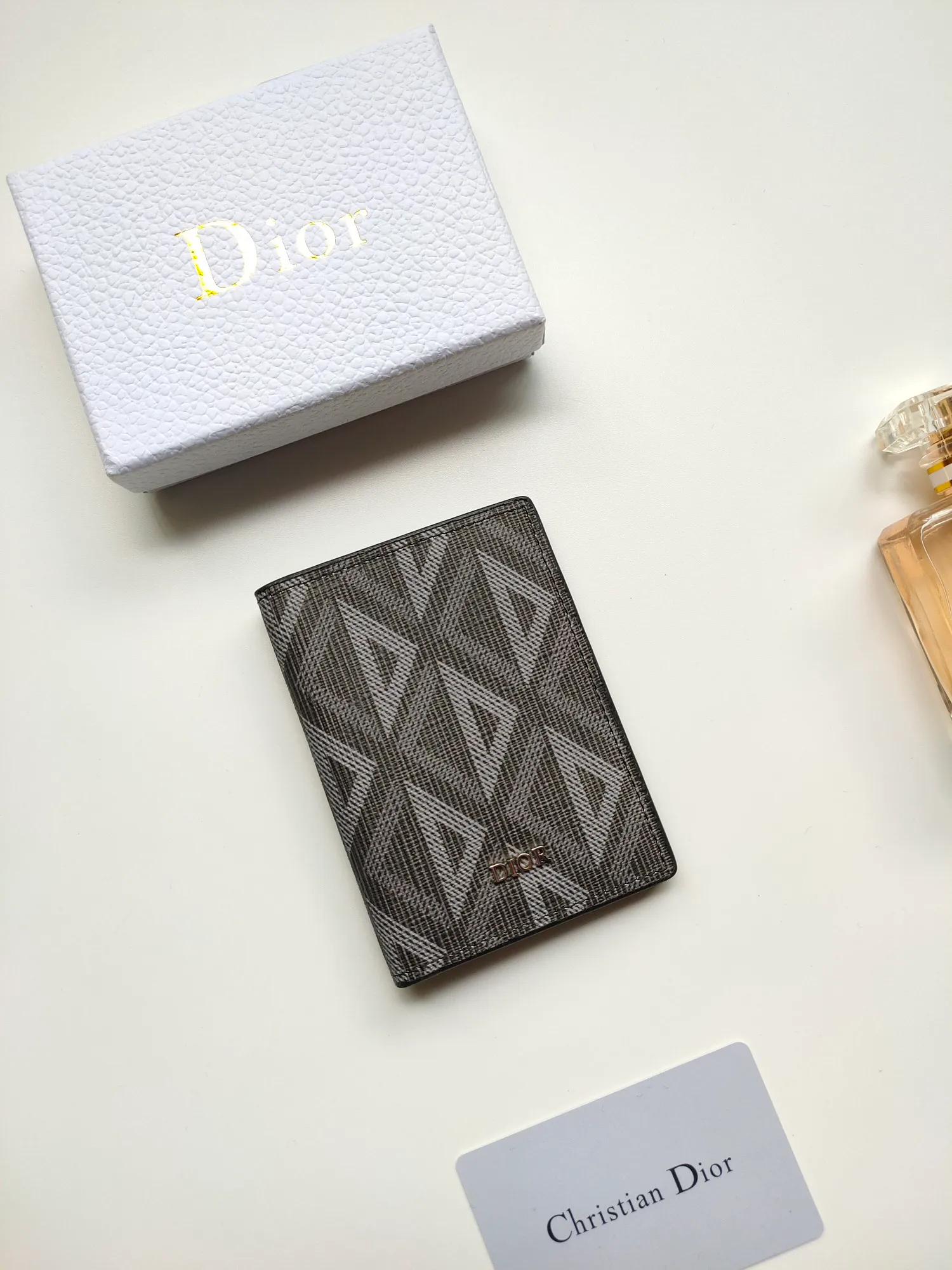 ￥100🎉DIOR’s new bi-fold card holder is practical yet elegant. Style: CH138 Crafted in Dior CD Diamond canvas 😍 drawing inspiration from the Dior archives and finished with tonal smooth calf leather details. There are three card slots on each side and two compartments for storing bills and cash. Sophisticated and elegant, it can easily fit into your pocket and be taken anywhere. Dimensions: 8.2 x 11.2 cm (length x height)