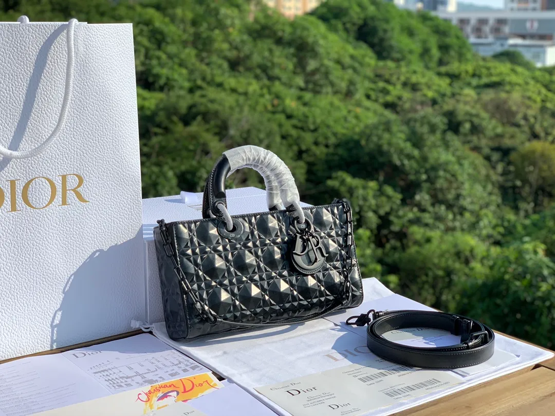Top upgraded version 💰1900 Size 26-13.5-5cm The long-awaited Lady D-Joy diamond rhombus horizontal six-lattice Princess Diana bag. Black matte lacquered hardware. It is also handmade by a master cabinet maker who has been in the market for decades. The calfskin diamond 💎 pattern fabric shines like diamonds. It is paired with high-tech lacquered hardware. It is more retro and fashionable. There are two shoulder straps, one long and one short. , 🉑️Carry it 🉑️cross-body🉑️under the armpit, which combines elegance and practicality to the maximum extent, and is completely suitable for daily versatile looks!