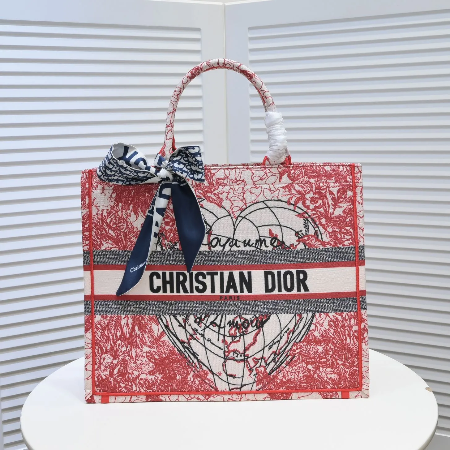💰360￥With silk scarf, large size🔥 embroidered edge🔜Dior new shopping bag at Dior counter! Counters are updated simultaneously! Limited edition of the same style as the stars! Super stylish! Imported fabric👍high-end quality! You can go in and out of the counters at will without any pressure! The first choice for going out with super large capacity👍 Model: 8033 Size: 41*14*32cm