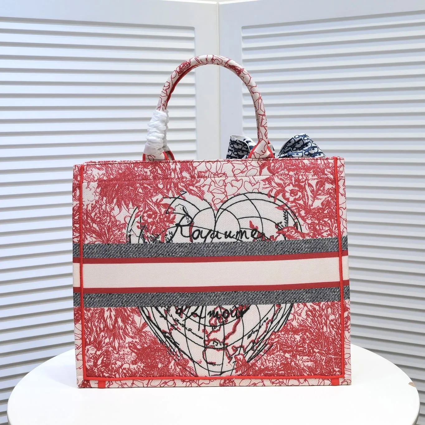 💰360￥With silk scarf, large size🔥 embroidered edge🔜Dior new shopping bag at Dior counter! Counters are updated simultaneously! Limited edition of the same style as the stars! Super stylish! Imported fabric👍high-end quality! You can go in and out of the counters at will without any pressure! The first choice for going out with super large capacity👍 Model: 8033 Size: 41*14*32cm
