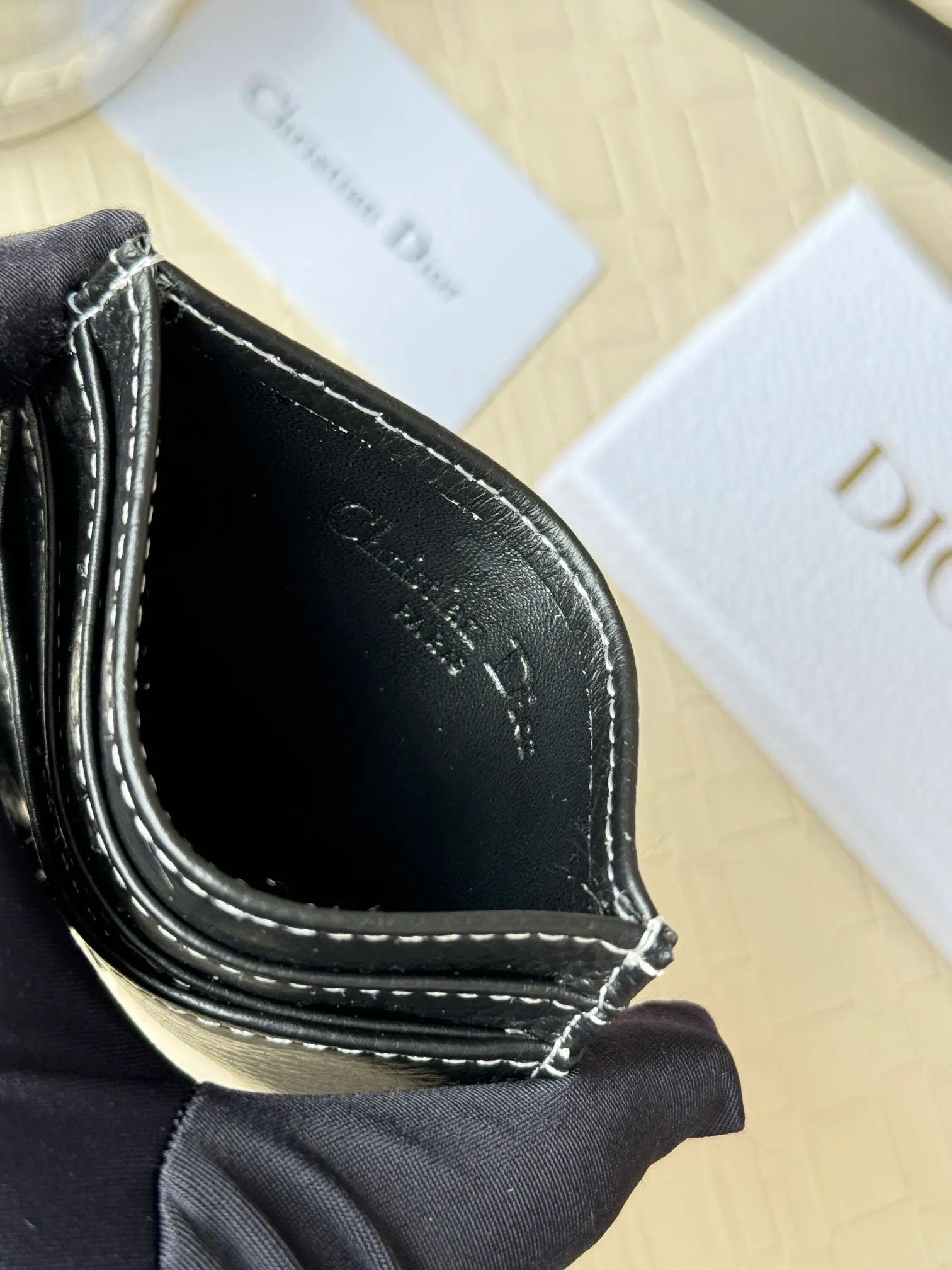💰100 Men's Dior card holder is elegant and refined😍 Carefully made of cowhide [strong]. There are 3 card slots on each side and 1 card slot on the top, which is exquisite and exquisite in shape. Style number: CH164 Size: 10*8cm