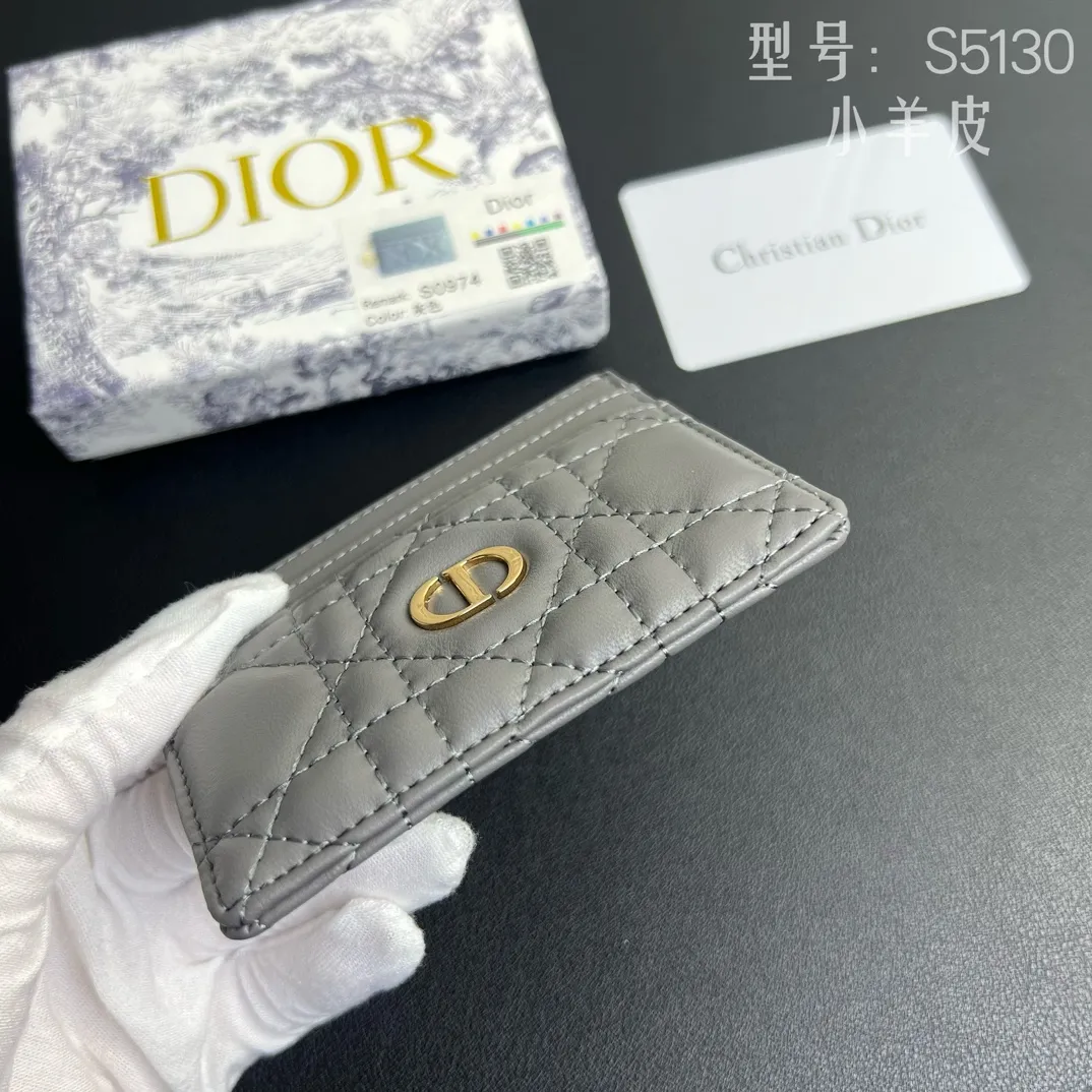 💰100 💎Upgraded original version 🇫🇷 Exclusive real shot # With sheepskin 💌 𝑫𝒊𝒐𝒓 Genuine product available at the counter Top quality 💎 With picture box Dior Caro five-grid card holder soft sheepskin cannage pattern TU DIOR CARO five-grid card holder black This Dior Caro The five-compartment card holder is new this season, elegant and practical. Crafted from soft black cowhide leather with cannage topstitching and CD logo on the front. Elegant and sophisticated, it features five card slots. Style number: S5130UWHC M900 Size: 10.5x7.5