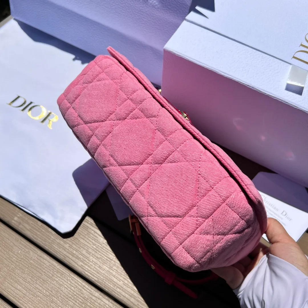 ❗️❗️❗️Free shipping with SF Express for year-end events❗️❗️❗️💰1900 Size: 25.5×15.5×8cm Dior overseas channel resources exclusively offer Caro handbags❗️This Dior Caro handbag combines modern fashion with classic elegance, highlighting the popular style of the series. Crafted from bright pink denim, it features original quilted-effect oversized cannage topstitching and a flap embellished with a neon pink transparent resin knob-style "CD" clasp. Medium style, equipped with a detachable metal and transparent resin "CD" chain shoulder strap, which can be carried by hand, shoulder or cross-body. It can also be replaced with Dor's embroidered wide shoulder strap to embellish daily looks or add a bright finishing touch to evening wear.