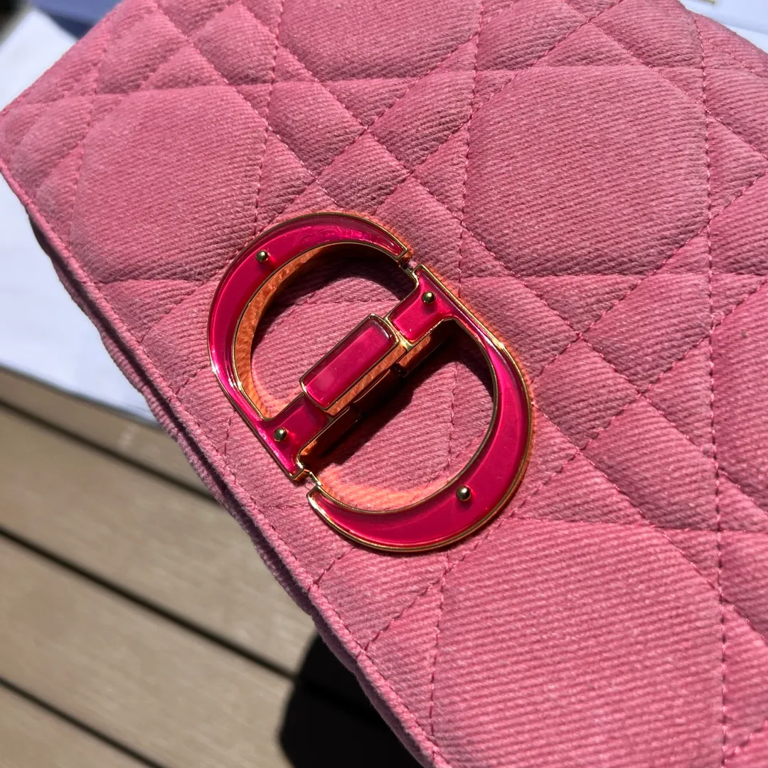 ❗️❗️❗️Free shipping with SF Express for year-end events❗️❗️❗️💰1900 Size: 25.5×15.5×8cm Dior overseas channel resources exclusively offer Caro handbags❗️This Dior Caro handbag combines modern fashion with classic elegance, highlighting the popular style of the series. Crafted from bright pink denim, it features original quilted-effect oversized cannage topstitching and a flap embellished with a neon pink transparent resin knob-style "CD" clasp. Medium style, equipped with a detachable metal and transparent resin "CD" chain shoulder strap, which can be carried by hand, shoulder or cross-body. It can also be replaced with Dor's embroidered wide shoulder strap to embellish daily looks or add a bright finishing touch to evening wear.