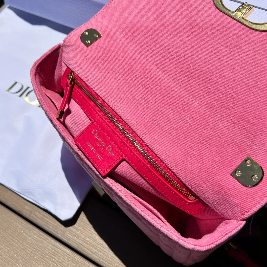 ❗️❗️❗️Free shipping with SF Express for year-end events❗️❗️❗️💰1900 Size: 25.5×15.5×8cm Dior overseas channel resources exclusively offer Caro handbags❗️This Dior Caro handbag combines modern fashion with classic elegance, highlighting the popular style of the series. Crafted from bright pink denim, it features original quilted-effect oversized cannage topstitching and a flap embellished with a neon pink transparent resin knob-style "CD" clasp. Medium style, equipped with a detachable metal and transparent resin "CD" chain shoulder strap, which can be carried by hand, shoulder or cross-body. It can also be replaced with Dor's embroidered wide shoulder strap to embellish daily looks or add a bright finishing touch to evening wear.