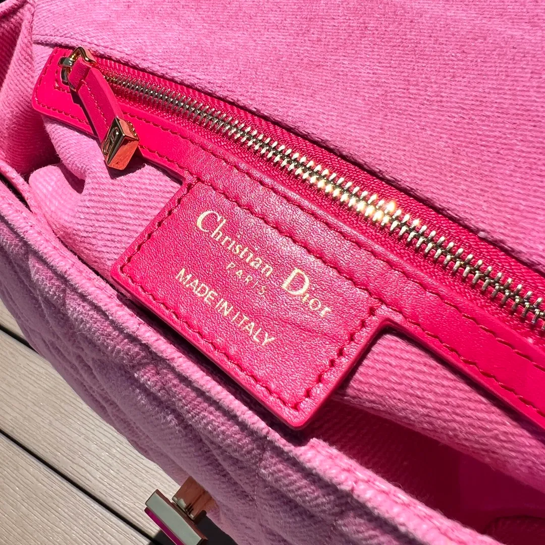 ❗️❗️❗️Free shipping with SF Express for year-end events❗️❗️❗️💰1900 Size: 25.5×15.5×8cm Dior overseas channel resources exclusively offer Caro handbags❗️This Dior Caro handbag combines modern fashion with classic elegance, highlighting the popular style of the series. Crafted from bright pink denim, it features original quilted-effect oversized cannage topstitching and a flap embellished with a neon pink transparent resin knob-style "CD" clasp. Medium style, equipped with a detachable metal and transparent resin "CD" chain shoulder strap, which can be carried by hand, shoulder or cross-body. It can also be replaced with Dor's embroidered wide shoulder strap to embellish daily looks or add a bright finishing touch to evening wear.