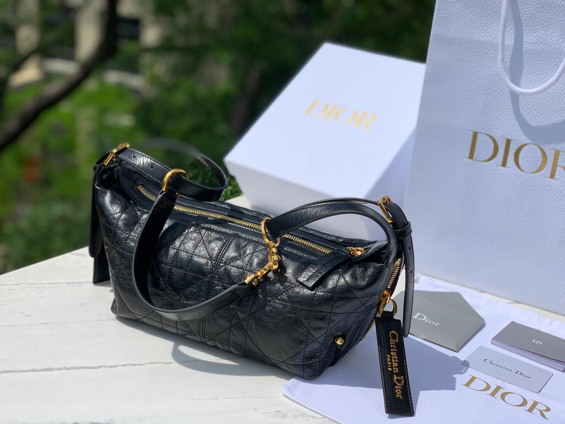 Top upgraded version 💰2100 Size: 25.5×14.5×14cm Zheng Qinwen’s same Dior D-Journey small black handbag is now available! It is a brilliant new product in the 2025 spring and summer ready-to-wear series. The black pleated leather is like the mysterious night elf, and its texture is so soft that you can touch the clouds. The flat and oversized cannage pattern is a new version of Dior’s classic pattern, full of high-end feel. The zipper pocket in the main compartment is exquisite and practical, the large leather zipper pullers on the decorative pockets on both sides, and the Christian Dior Paris logo are eye-catching and luxurious. And oh, the adjustable top leather handle and leather shoulder strap are super considerate. It looks elegant when carried in the hand, casual when carried on the shoulder, and free and easy when worn cross-body. It is simply the master key to daily styling. How can you not be attracted by beauty?