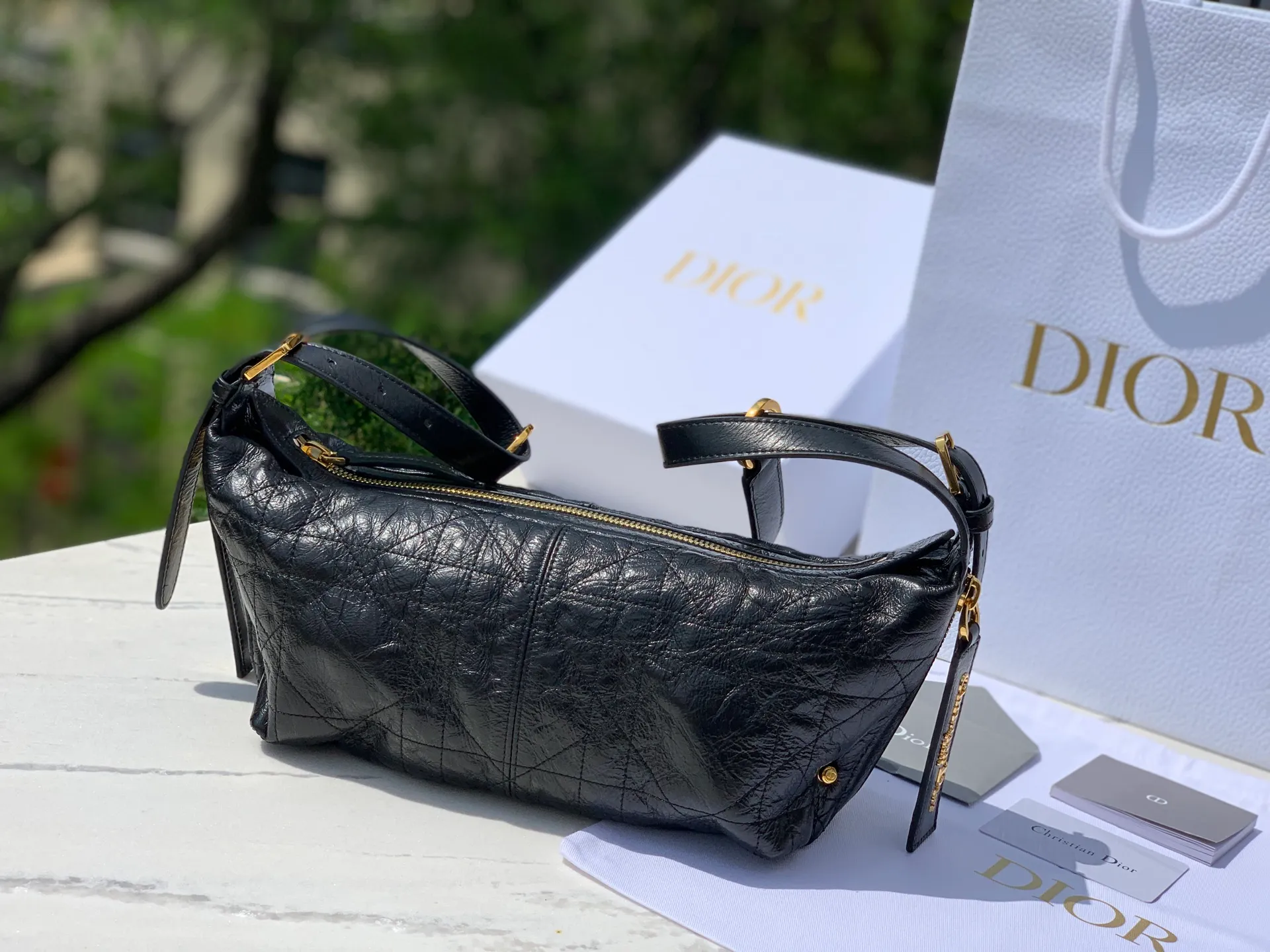 Top upgraded version 💰2100 Size: 25.5×14.5×14cm Zheng Qinwen’s same Dior D-Journey small black handbag is now available! It is a brilliant new product in the 2025 spring and summer ready-to-wear series. The black pleated leather is like the mysterious night elf, and its texture is so soft that you can touch the clouds. The flat and oversized cannage pattern is a new version of Dior’s classic pattern, full of high-end feel. The zipper pocket in the main compartment is exquisite and practical, the large leather zipper pullers on the decorative pockets on both sides, and the Christian Dior Paris logo are eye-catching and luxurious. And oh, the adjustable top leather handle and leather shoulder strap are super considerate. It looks elegant when carried in the hand, casual when carried on the shoulder, and free and easy when worn cross-body. It is simply the master key to daily styling. How can you not be attracted by beauty?