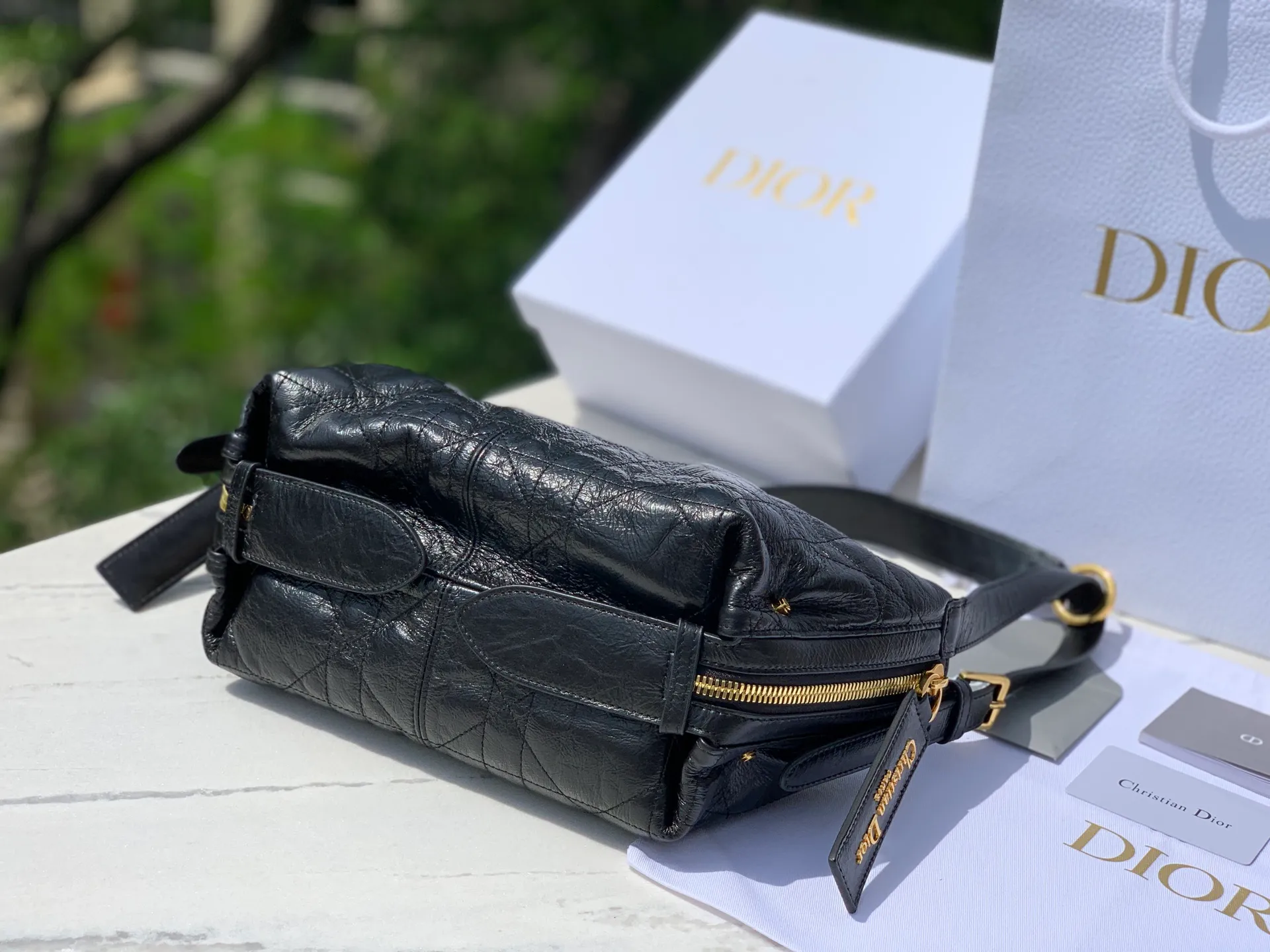 Top upgraded version 💰2100 Size: 25.5×14.5×14cm Zheng Qinwen’s same Dior D-Journey small black handbag is now available! It is a brilliant new product in the 2025 spring and summer ready-to-wear series. The black pleated leather is like the mysterious night elf, and its texture is so soft that you can touch the clouds. The flat and oversized cannage pattern is a new version of Dior’s classic pattern, full of high-end feel. The zipper pocket in the main compartment is exquisite and practical, the large leather zipper pullers on the decorative pockets on both sides, and the Christian Dior Paris logo are eye-catching and luxurious. And oh, the adjustable top leather handle and leather shoulder strap are super considerate. It looks elegant when carried in the hand, casual when carried on the shoulder, and free and easy when worn cross-body. It is simply the master key to daily styling. How can you not be attracted by beauty?