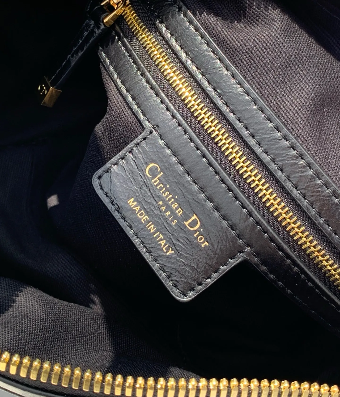 Top upgraded version 💰2100 Size: 25.5×14.5×14cm Zheng Qinwen’s same Dior D-Journey small black handbag is now available! It is a brilliant new product in the 2025 spring and summer ready-to-wear series. The black pleated leather is like the mysterious night elf, and its texture is so soft that you can touch the clouds. The flat and oversized cannage pattern is a new version of Dior’s classic pattern, full of high-end feel. The zipper pocket in the main compartment is exquisite and practical, the large leather zipper pullers on the decorative pockets on both sides, and the Christian Dior Paris logo are eye-catching and luxurious. And oh, the adjustable top leather handle and leather shoulder strap are super considerate. It looks elegant when carried in the hand, casual when carried on the shoulder, and free and easy when worn cross-body. It is simply the master key to daily styling. How can you not be attracted by beauty?