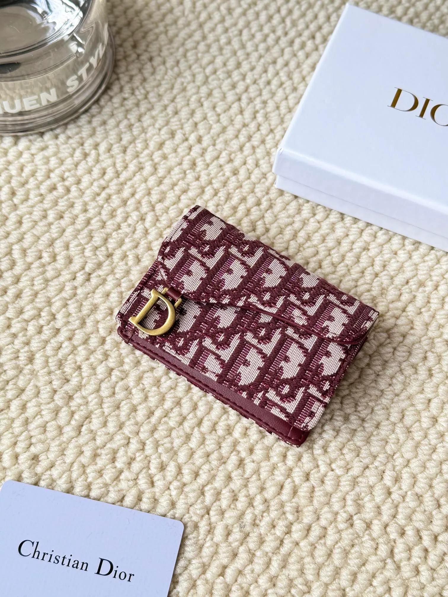 💰120 dior classic new saddle card holder is now available! It’s a small one and can hold a dozen cards and a few cash, which is enough for today’s people! The retro classic Oblique print, paired with exquisite hot stamping accessories "D" lettering, adds a modern style to the whole, with a retro feel and a full sense of fashion... Style number 5611, size: 10.5x7cm