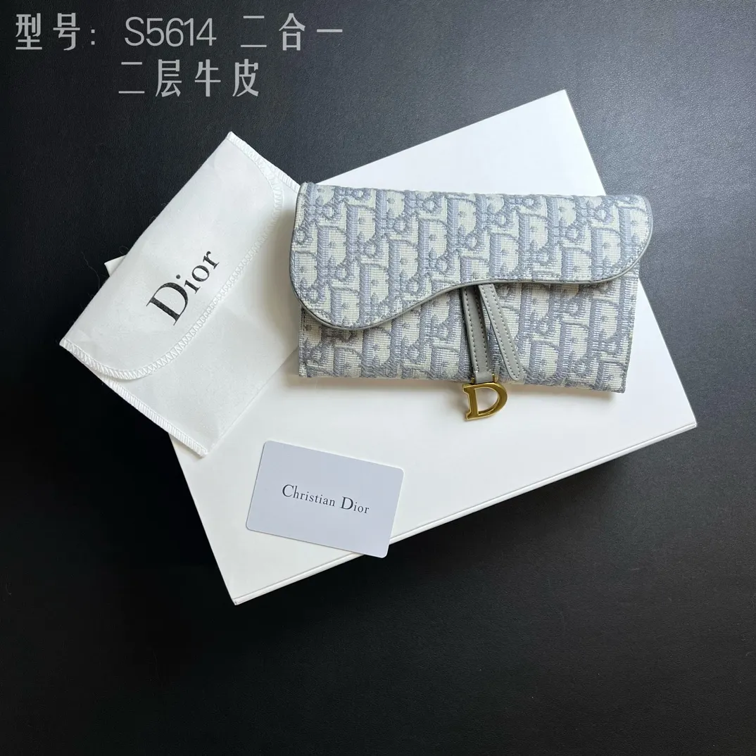 💰210 💎Top quality🇫🇷 Comes with gift box ❤️ Two-layer cowhide, non-transferable ‼ ️ Dior Saddle Woc two-in-one chain bag It’s time for the Dior series of bags. Everyone knows that I love small and exquisite bags. The DiorWoc small model has a really good capacity. It is small but can hold it very well. It can hold Iphone13 Pro Max!! It can also hold 6 card slots and three inner clips. There is also a small wallet that can hold change, sample items, lipstick, keys, and most importantly, I can hang it on one shoulder or diagonally when I go out. Style number: S5614CTZQ-M928 Size: 19X11X2.5 built-in pouch 16X9