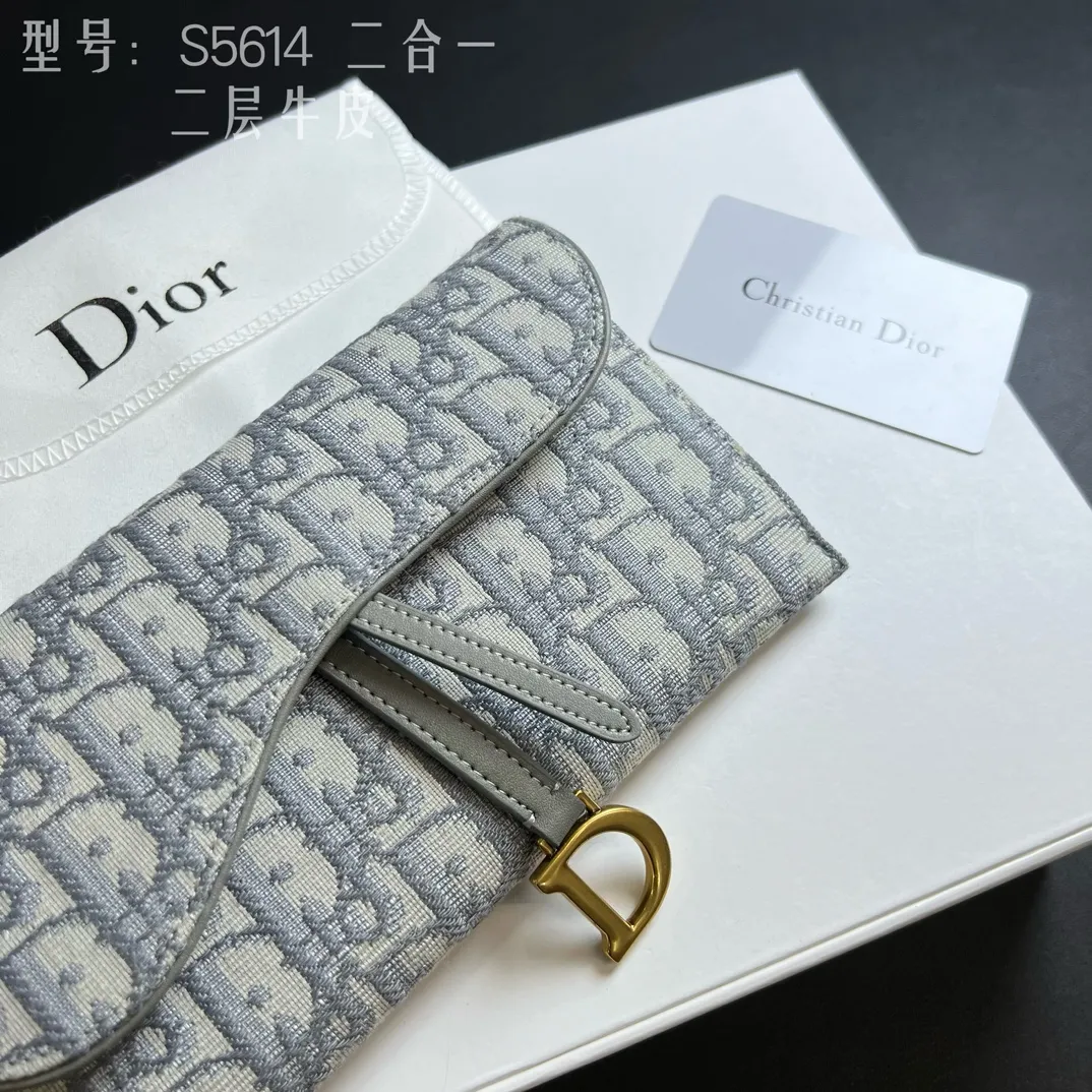 💰210 💎Top quality🇫🇷 Comes with gift box ❤️ Two-layer cowhide, non-transferable ‼ ️ Dior Saddle Woc two-in-one chain bag It’s time for the Dior series of bags. Everyone knows that I love small and exquisite bags. The DiorWoc small model has a really good capacity. It is small but can hold it very well. It can hold Iphone13 Pro Max!! It can also hold 6 card slots and three inner clips. There is also a small wallet that can hold change, sample items, lipstick, keys, and most importantly, I can hang it on one shoulder or diagonally when I go out. Style number: S5614CTZQ-M928 Size: 19X11X2.5 built-in pouch 16X9