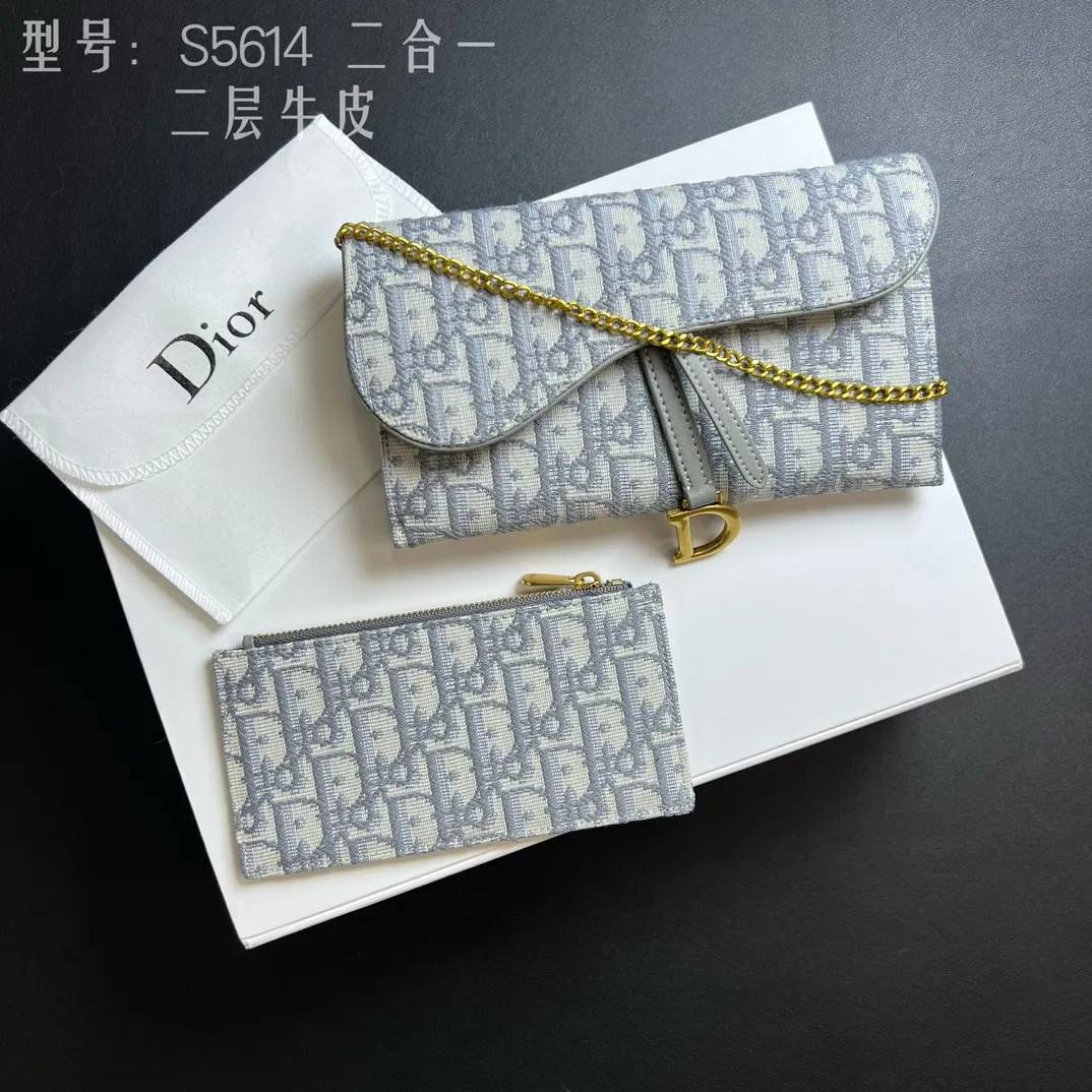 💰210 💎Top quality🇫🇷 Comes with gift box ❤️ Two-layer cowhide, non-transferable ‼ ️ Dior Saddle Woc two-in-one chain bag It’s time for the Dior series of bags. Everyone knows that I love small and exquisite bags. The DiorWoc small model has a really good capacity. It is small but can hold it very well. It can hold Iphone13 Pro Max!! It can also hold 6 card slots and three inner clips. There is also a small wallet that can hold change, sample items, lipstick, keys, and most importantly, I can hang it on one shoulder or diagonally when I go out. Style number: S5614CTZQ-M928 Size: 19X11X2.5 built-in pouch 16X9