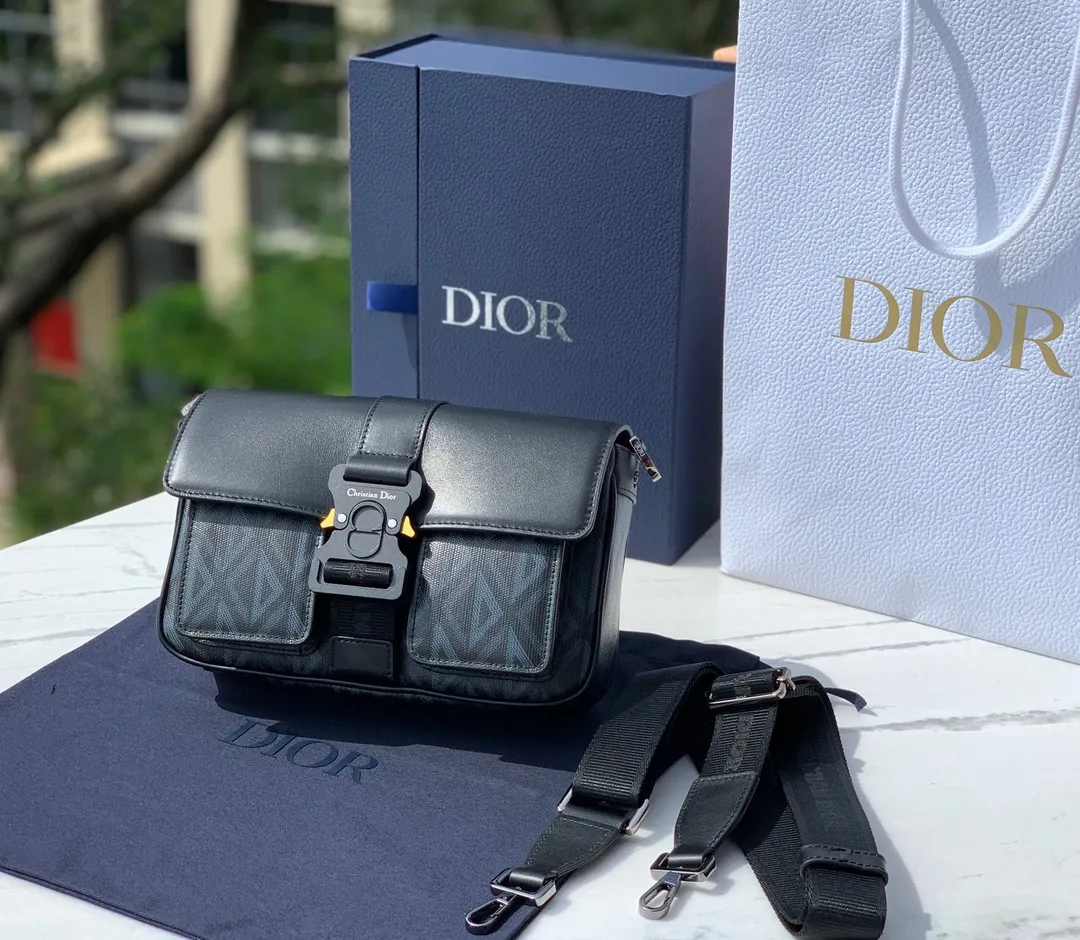 ❗️❗️❗️Free shipping with SF Express for year-end events❗️❗️❗️💰1560 Size: 27X17X9cm Ex-factory through Hong Kong trading company channel Dior Dior 23s HIT THE ROAD messenger bag, men's Diamond pattern canvas with leather aluminum buckle flip-open shoulder crossbody bag, is inspired by cut diamond craftsmanship, reshapes the classic CD logo of the round brand, and creates a unique deep embossed texture. The bag body is carefully made of Diamond pattern cotton canvas and smooth cow leather. The fabric is light and flexible, has good gloss, and has clear grain texture. The material is wear-resistant, durable and easy to take care of. The charming diamond-like rhombus has a distinctive visual three-dimensionality and fullness. The texture is great. The flip cover is equipped with a Christian Dior aluminum buckle opening and closing design, which is very convenient. The interior is large and has enough capacity to hold daily needs. Adjustable and detachable nylon jacquard shoulder strap, a very practical style, can also add the finishing touch to all kinds of casual outfits. It looks great when worn casually. It can be said to be a versatile style, especially suitable for concave shapes. This is really a must-have. It is so easy to use, so hurry up, kids!