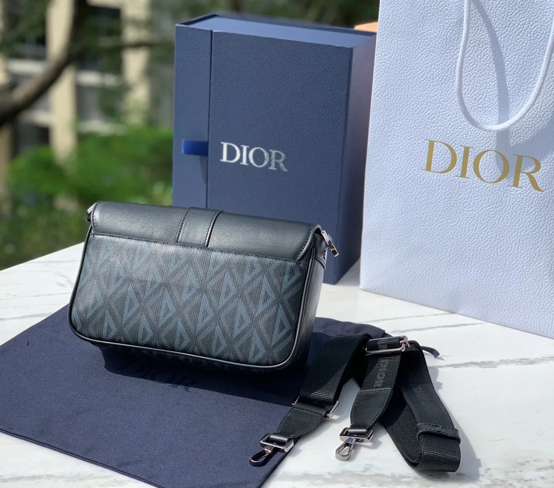 ❗️❗️❗️Free shipping with SF Express for year-end events❗️❗️❗️💰1560 Size: 27X17X9cm Ex-factory through Hong Kong trading company channel Dior Dior 23s HIT THE ROAD messenger bag, men's Diamond pattern canvas with leather aluminum buckle flip-open shoulder crossbody bag, is inspired by cut diamond craftsmanship, reshapes the classic CD logo of the round brand, and creates a unique deep embossed texture. The bag body is carefully made of Diamond pattern cotton canvas and smooth cow leather. The fabric is light and flexible, has good gloss, and has clear grain texture. The material is wear-resistant, durable and easy to take care of. The charming diamond-like rhombus has a distinctive visual three-dimensionality and fullness. The texture is great. The flip cover is equipped with a Christian Dior aluminum buckle opening and closing design, which is very convenient. The interior is large and has enough capacity to hold daily needs. Adjustable and detachable nylon jacquard shoulder strap, a very practical style, can also add the finishing touch to all kinds of casual outfits. It looks great when worn casually. It can be said to be a versatile style, especially suitable for concave shapes. This is really a must-have. It is so easy to use, so hurry up, kids!