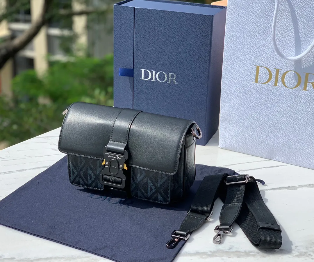 ❗️❗️❗️Free shipping with SF Express for year-end events❗️❗️❗️💰1560 Size: 27X17X9cm Ex-factory through Hong Kong trading company channel Dior Dior 23s HIT THE ROAD messenger bag, men's Diamond pattern canvas with leather aluminum buckle flip-open shoulder crossbody bag, is inspired by cut diamond craftsmanship, reshapes the classic CD logo of the round brand, and creates a unique deep embossed texture. The bag body is carefully made of Diamond pattern cotton canvas and smooth cow leather. The fabric is light and flexible, has good gloss, and has clear grain texture. The material is wear-resistant, durable and easy to take care of. The charming diamond-like rhombus has a distinctive visual three-dimensionality and fullness. The texture is great. The flip cover is equipped with a Christian Dior aluminum buckle opening and closing design, which is very convenient. The interior is large and has enough capacity to hold daily needs. Adjustable and detachable nylon jacquard shoulder strap, a very practical style, can also add the finishing touch to all kinds of casual outfits. It looks great when worn casually. It can be said to be a versatile style, especially suitable for concave shapes. This is really a must-have. It is so easy to use, so hurry up, kids!