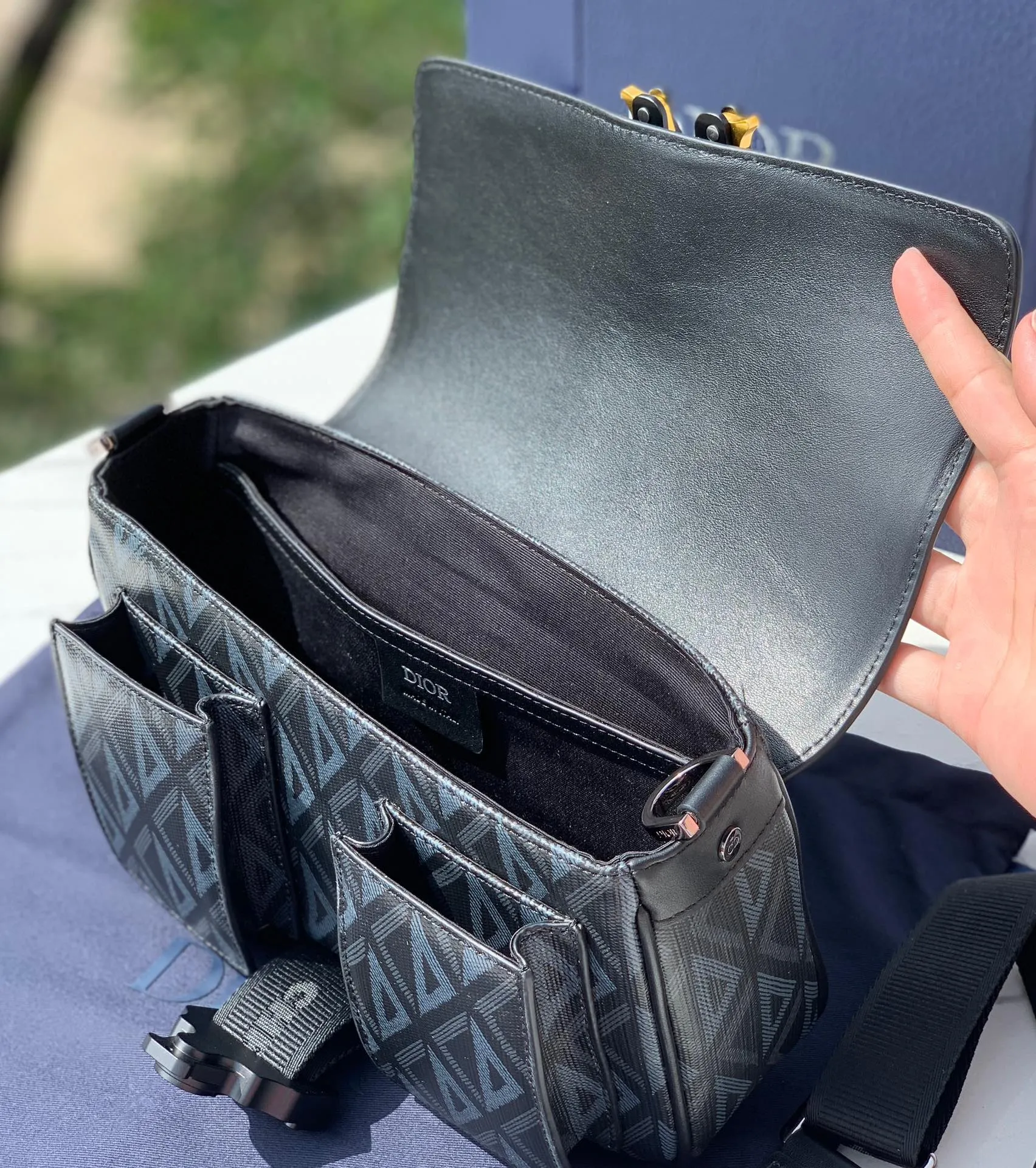 ❗️❗️❗️Free shipping with SF Express for year-end events❗️❗️❗️💰1560 Size: 27X17X9cm Ex-factory through Hong Kong trading company channel Dior Dior 23s HIT THE ROAD messenger bag, men's Diamond pattern canvas with leather aluminum buckle flip-open shoulder crossbody bag, is inspired by cut diamond craftsmanship, reshapes the classic CD logo of the round brand, and creates a unique deep embossed texture. The bag body is carefully made of Diamond pattern cotton canvas and smooth cow leather. The fabric is light and flexible, has good gloss, and has clear grain texture. The material is wear-resistant, durable and easy to take care of. The charming diamond-like rhombus has a distinctive visual three-dimensionality and fullness. The texture is great. The flip cover is equipped with a Christian Dior aluminum buckle opening and closing design, which is very convenient. The interior is large and has enough capacity to hold daily needs. Adjustable and detachable nylon jacquard shoulder strap, a very practical style, can also add the finishing touch to all kinds of casual outfits. It looks great when worn casually. It can be said to be a versatile style, especially suitable for concave shapes. This is really a must-have. It is so easy to use, so hurry up, kids!
