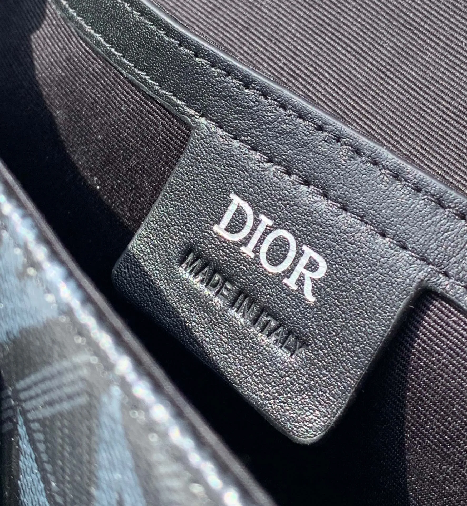 ❗️❗️❗️Free shipping with SF Express for year-end events❗️❗️❗️💰1560 Size: 27X17X9cm Ex-factory through Hong Kong trading company channel Dior Dior 23s HIT THE ROAD messenger bag, men's Diamond pattern canvas with leather aluminum buckle flip-open shoulder crossbody bag, is inspired by cut diamond craftsmanship, reshapes the classic CD logo of the round brand, and creates a unique deep embossed texture. The bag body is carefully made of Diamond pattern cotton canvas and smooth cow leather. The fabric is light and flexible, has good gloss, and has clear grain texture. The material is wear-resistant, durable and easy to take care of. The charming diamond-like rhombus has a distinctive visual three-dimensionality and fullness. The texture is great. The flip cover is equipped with a Christian Dior aluminum buckle opening and closing design, which is very convenient. The interior is large and has enough capacity to hold daily needs. Adjustable and detachable nylon jacquard shoulder strap, a very practical style, can also add the finishing touch to all kinds of casual outfits. It looks great when worn casually. It can be said to be a versatile style, especially suitable for concave shapes. This is really a must-have. It is so easy to use, so hurry up, kids!