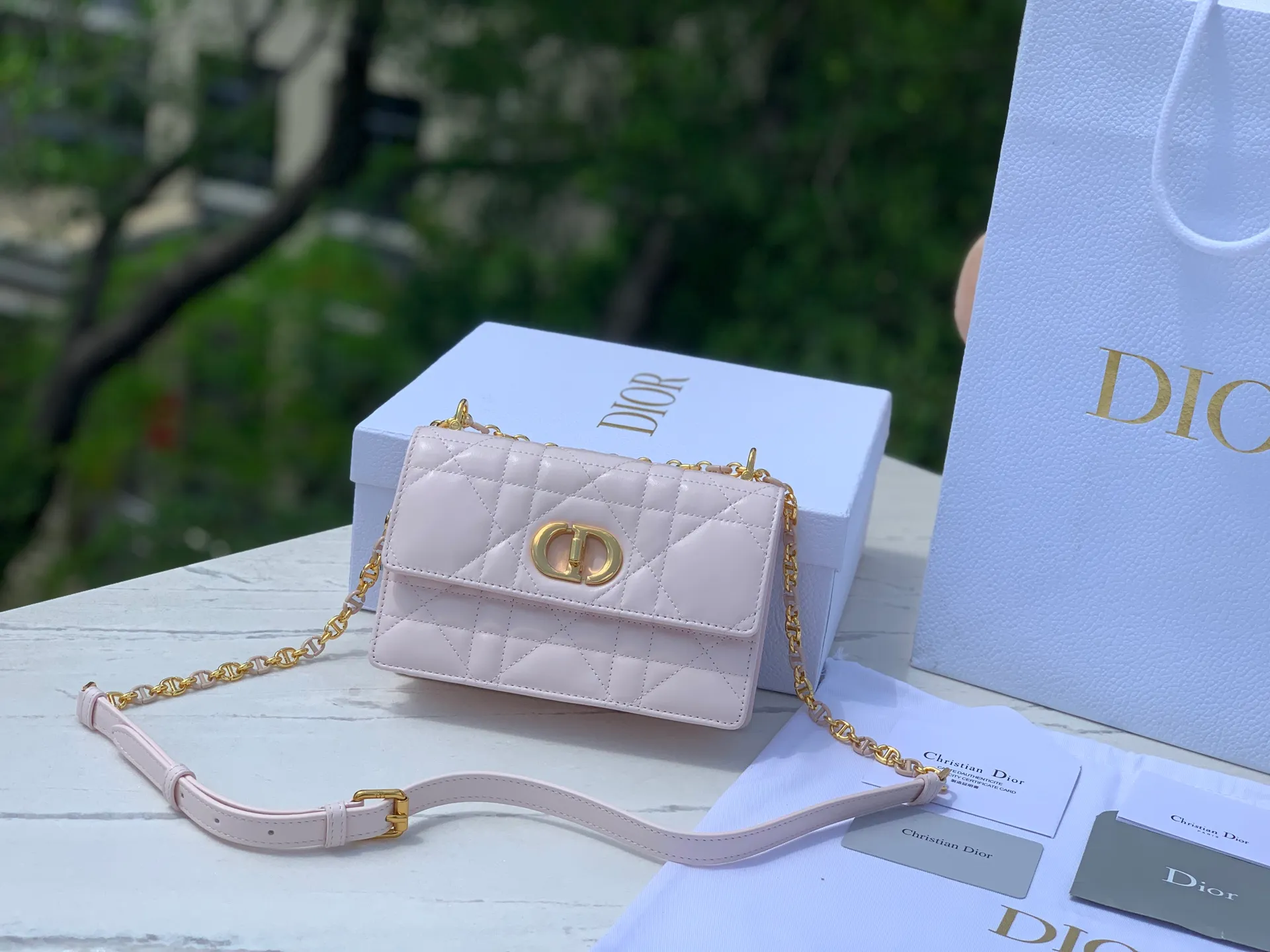 Top upgraded version 💰1760 Size: 17.3×13×7.5cm Dior Miss Caro mini chain bag, which really enriches the Dior CARO series! ! Popular all over the Internet, it is no surprise that it is your favorite small bag 👍 It also has the classic cannage pattern logo, which you will never get tired of. It is made of alternating gold-finished metal links and brown tortoise-shell effect resin links. It is paired with a leather strap for added comfort. It can be carried by hand, shoulder or crossbody. A completely god-like existence, cute and adorable, and so good-looking!