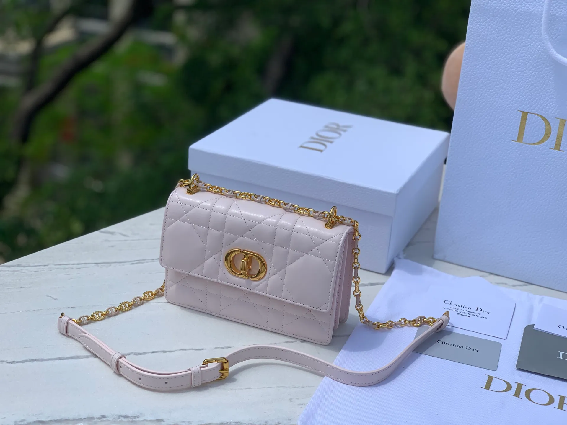 Top upgraded version 💰1760 Size: 17.3×13×7.5cm Dior Miss Caro mini chain bag, which really enriches the Dior CARO series! ! Popular all over the Internet, it is no surprise that it is your favorite small bag 👍 It also has the classic cannage pattern logo, which you will never get tired of. It is made of alternating gold-finished metal links and brown tortoise-shell effect resin links. It is paired with a leather strap for added comfort. It can be carried by hand, shoulder or crossbody. A completely god-like existence, cute and adorable, and so good-looking!