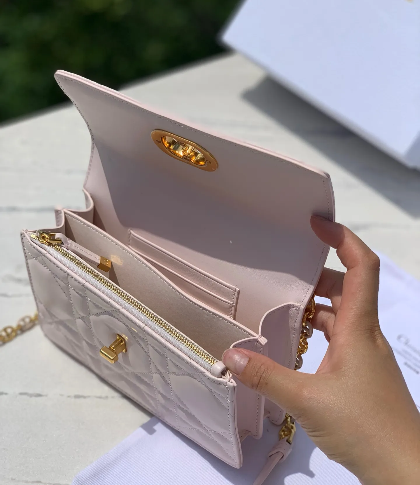 Top upgraded version 💰1760 Size: 17.3×13×7.5cm Dior Miss Caro mini chain bag, which really enriches the Dior CARO series! ! Popular all over the Internet, it is no surprise that it is your favorite small bag 👍 It also has the classic cannage pattern logo, which you will never get tired of. It is made of alternating gold-finished metal links and brown tortoise-shell effect resin links. It is paired with a leather strap for added comfort. It can be carried by hand, shoulder or crossbody. A completely god-like existence, cute and adorable, and so good-looking!