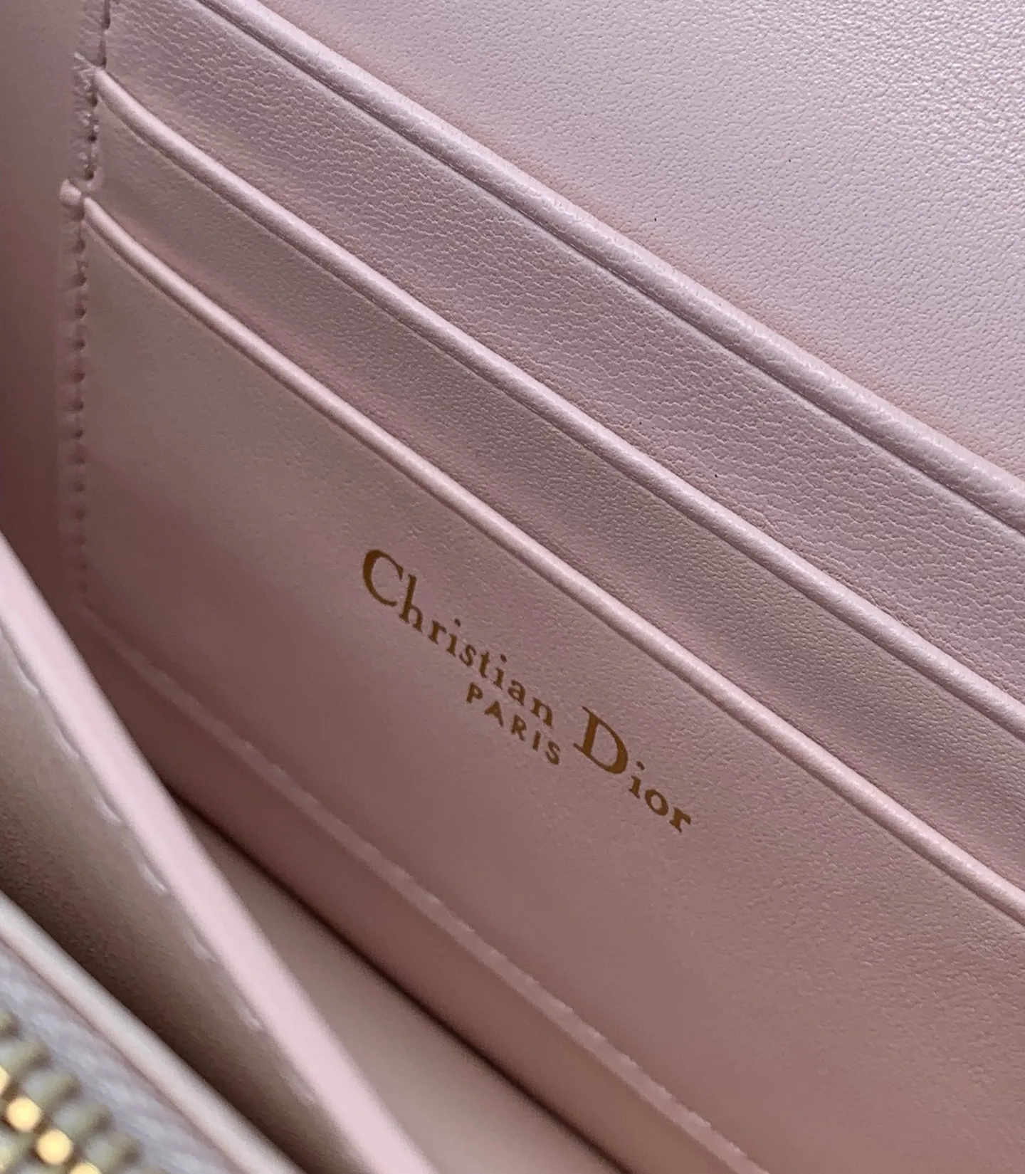 Top upgraded version 💰1760 Size: 17.3×13×7.5cm Dior Miss Caro mini chain bag, which really enriches the Dior CARO series! ! Popular all over the Internet, it is no surprise that it is your favorite small bag 👍 It also has the classic cannage pattern logo, which you will never get tired of. It is made of alternating gold-finished metal links and brown tortoise-shell effect resin links. It is paired with a leather strap for added comfort. It can be carried by hand, shoulder or crossbody. A completely god-like existence, cute and adorable, and so good-looking!