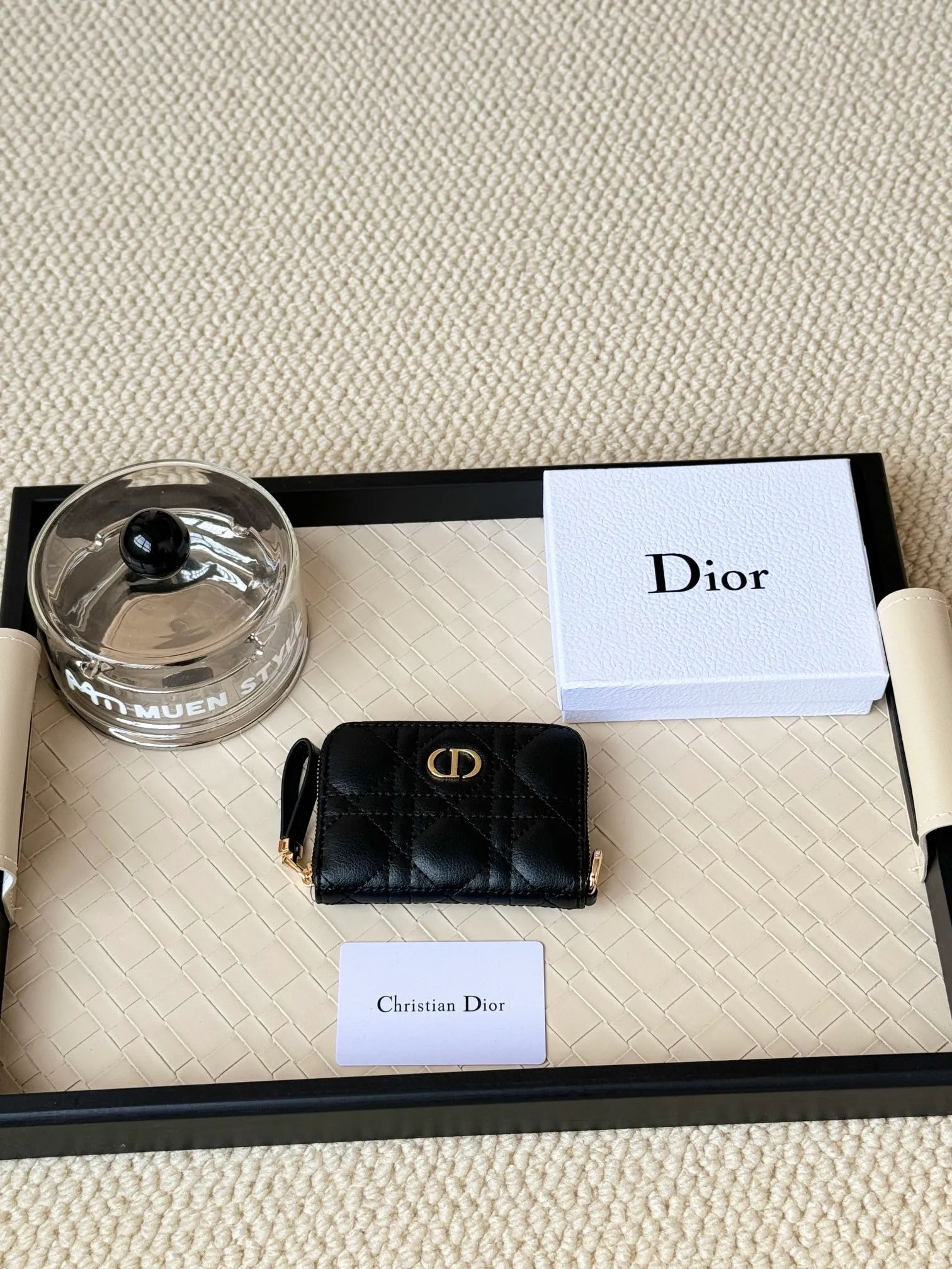 💰150 Dior New Caro Zippered Card Holder I love it. I originally wanted to buy a wallet, but I fell in love with this card holder. The size is just right and there are enough card slots. When Sydney is on lockdown and you can't go to the store, SA will send you photos and payment links. It's very convenient. I paid in the morning and received it in the afternoon. I think it looks better than the zipper card holder in C. The small metal ring next to the zipper is convenient for connecting the card holder to the bag and is not easy to lose. The calfskin material feels great. No.: S5034 Carol grain (size 9*11cm)