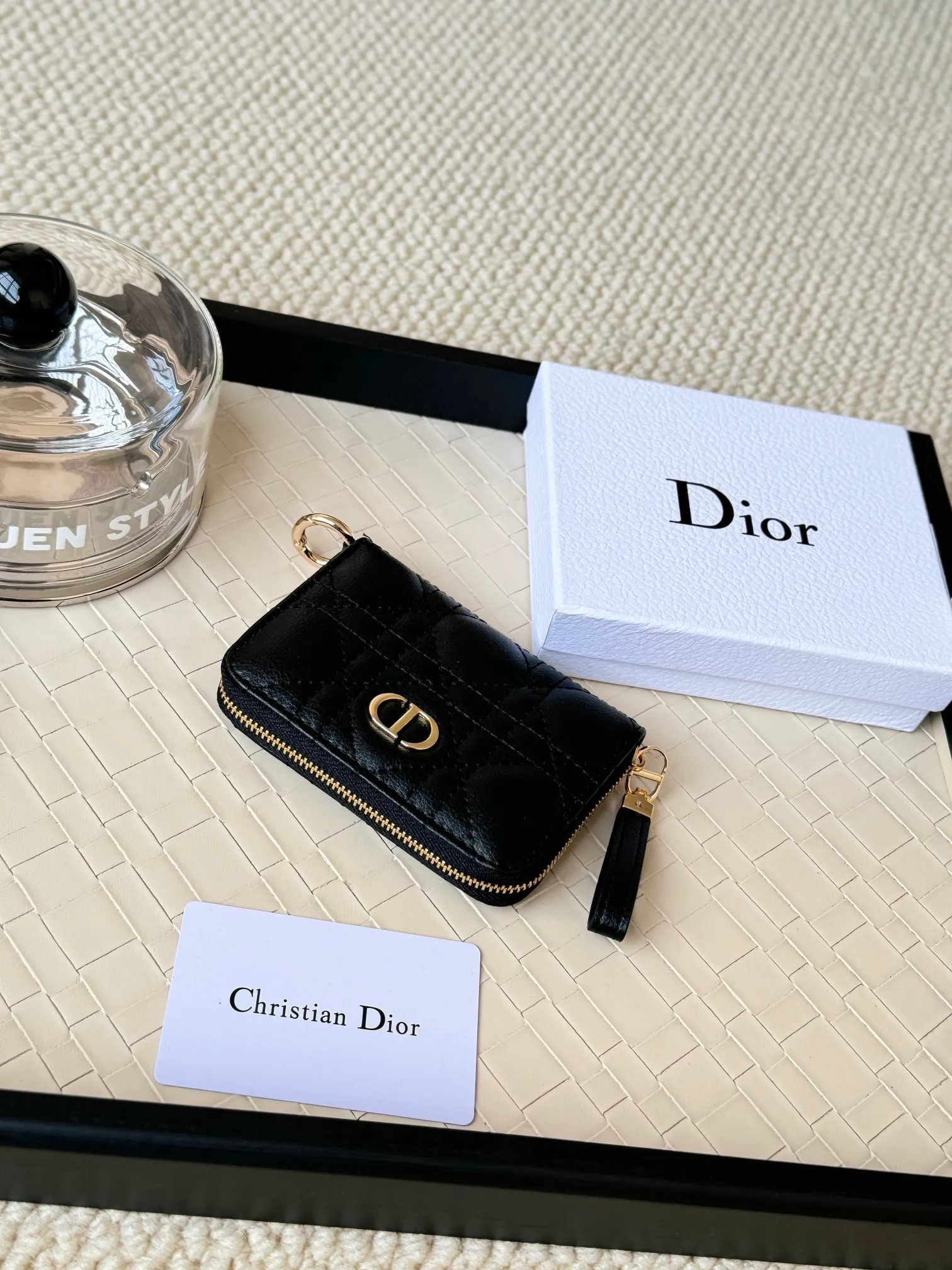💰150 Dior New Caro Zippered Card Holder I love it. I originally wanted to buy a wallet, but I fell in love with this card holder. The size is just right and there are enough card slots. When Sydney is on lockdown and you can't go to the store, SA will send you photos and payment links. It's very convenient. I paid in the morning and received it in the afternoon. I think it looks better than the zipper card holder in C. The small metal ring next to the zipper is convenient for connecting the card holder to the bag and is not easy to lose. The calfskin material feels great. No.: S5034 Carol grain (size 9*11cm)