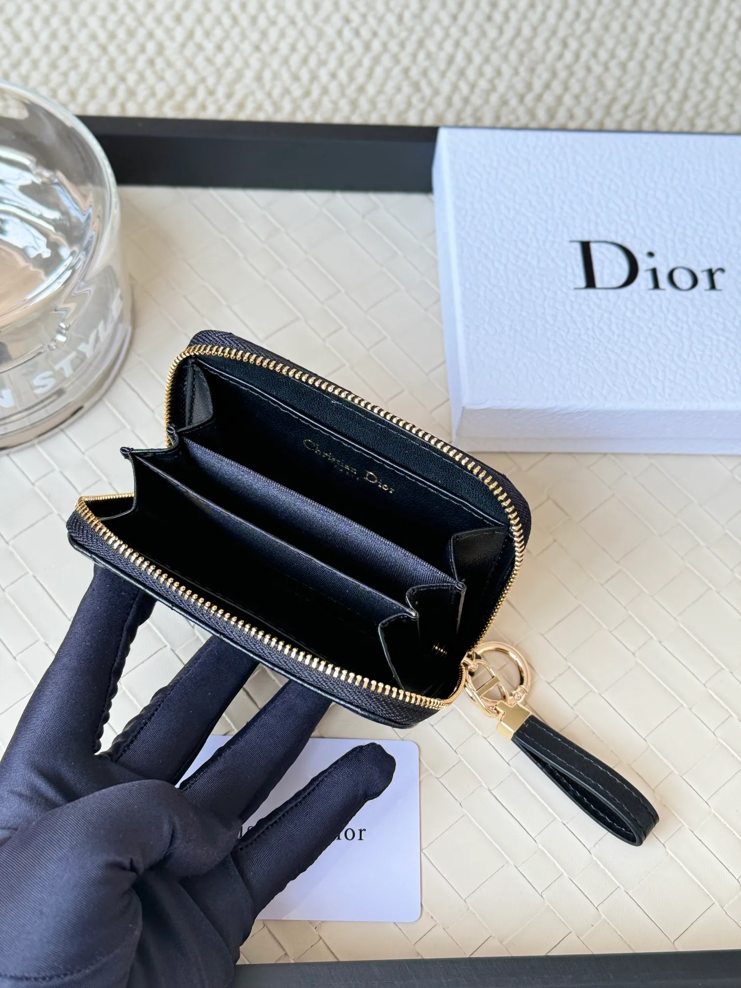 💰150 Dior New Caro Zippered Card Holder I love it. I originally wanted to buy a wallet, but I fell in love with this card holder. The size is just right and there are enough card slots. When Sydney is on lockdown and you can't go to the store, SA will send you photos and payment links. It's very convenient. I paid in the morning and received it in the afternoon. I think it looks better than the zipper card holder in C. The small metal ring next to the zipper is convenient for connecting the card holder to the bag and is not easy to lose. The calfskin material feels great. No.: S5034 Carol grain (size 9*11cm)