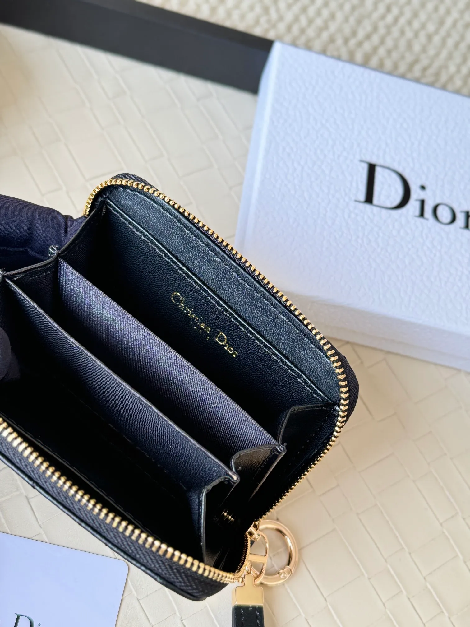💰150 Dior New Caro Zippered Card Holder I love it. I originally wanted to buy a wallet, but I fell in love with this card holder. The size is just right and there are enough card slots. When Sydney is on lockdown and you can't go to the store, SA will send you photos and payment links. It's very convenient. I paid in the morning and received it in the afternoon. I think it looks better than the zipper card holder in C. The small metal ring next to the zipper is convenient for connecting the card holder to the bag and is not easy to lose. The calfskin material feels great. No.: S5034 Carol grain (size 9*11cm)
