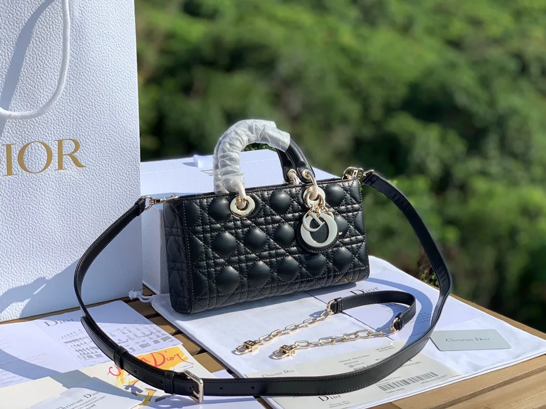 Top upgraded version💰1900 size 26-13.5-5cm 2022 early spring style, 𝗗𝗶𝗼𝗿 𝗗-𝗝𝗼𝘆 𝗯𝗮𝗴Dior rectangular Princess Diana Princess Diana can be said to be one of Dior's most popular bags, and it can also be regarded as one of the classics in the fashion circle. It is carefully made of the original classic French cannage pattern and topstitched lambskin, and is paired with a light gold-finished metal "D.I.O.R." pendant.