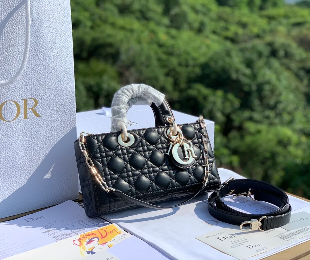 Top upgraded version💰1900 size 26-13.5-5cm 2022 early spring style, 𝗗𝗶𝗼𝗿 𝗗-𝗝𝗼𝘆 𝗯𝗮𝗴Dior rectangular Princess Diana Princess Diana can be said to be one of Dior's most popular bags, and it can also be regarded as one of the classics in the fashion circle. It is carefully made of the original classic French cannage pattern and topstitched lambskin, and is paired with a light gold-finished metal "D.I.O.R." pendant.
