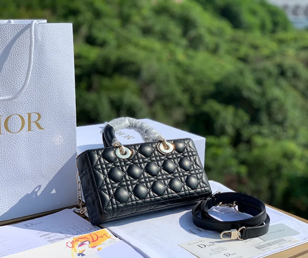 Top upgraded version💰1900 size 26-13.5-5cm 2022 early spring style, 𝗗𝗶𝗼𝗿 𝗗-𝗝𝗼𝘆 𝗯𝗮𝗴Dior rectangular Princess Diana Princess Diana can be said to be one of Dior's most popular bags, and it can also be regarded as one of the classics in the fashion circle. It is carefully made of the original classic French cannage pattern and topstitched lambskin, and is paired with a light gold-finished metal "D.I.O.R." pendant.