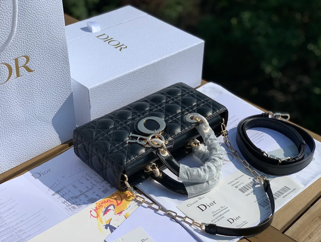 Top upgraded version💰1900 size 26-13.5-5cm 2022 early spring style, 𝗗𝗶𝗼𝗿 𝗗-𝗝𝗼𝘆 𝗯𝗮𝗴Dior rectangular Princess Diana Princess Diana can be said to be one of Dior's most popular bags, and it can also be regarded as one of the classics in the fashion circle. It is carefully made of the original classic French cannage pattern and topstitched lambskin, and is paired with a light gold-finished metal "D.I.O.R." pendant.