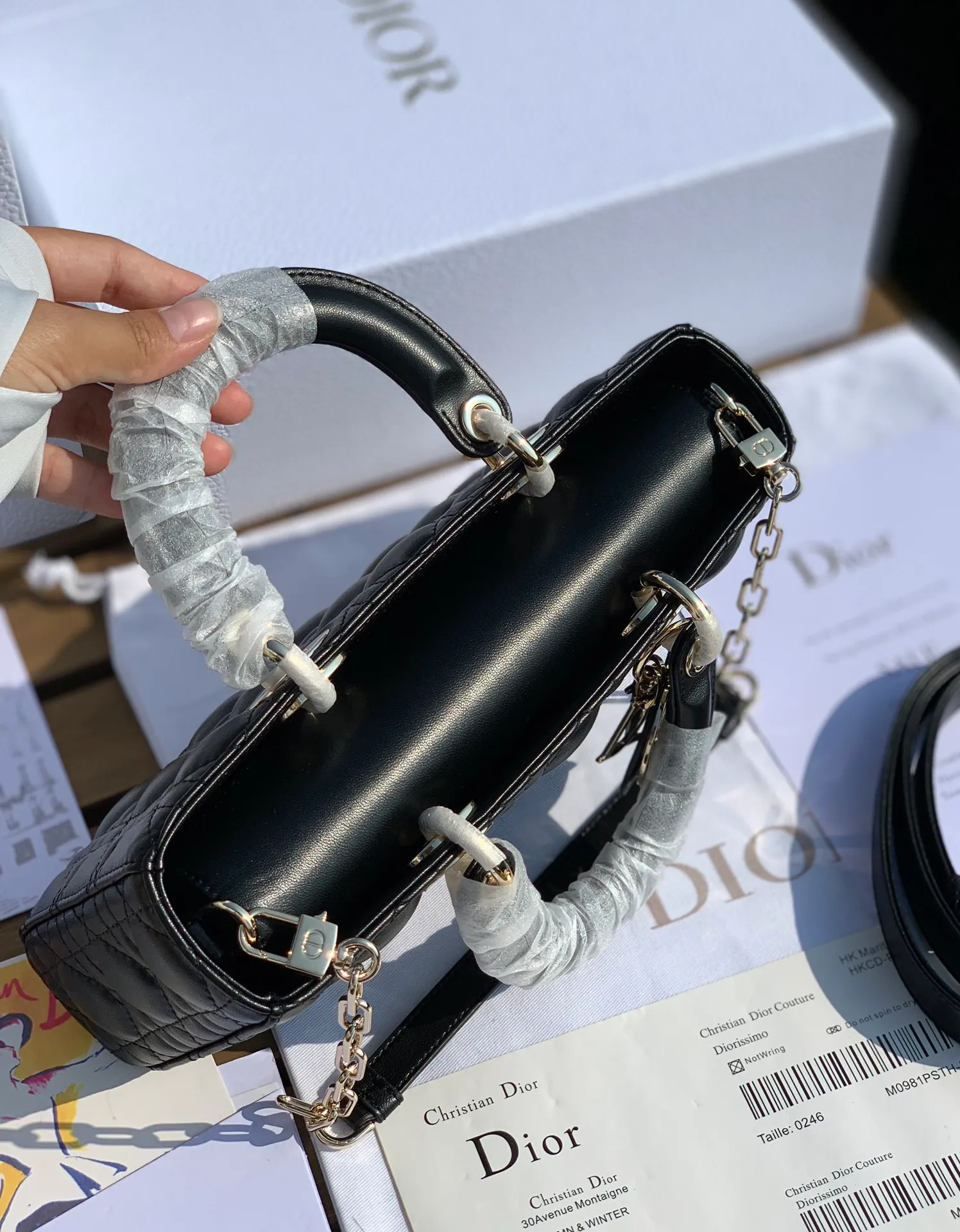 Top upgraded version💰1900 size 26-13.5-5cm 2022 early spring style, 𝗗𝗶𝗼𝗿 𝗗-𝗝𝗼𝘆 𝗯𝗮𝗴Dior rectangular Princess Diana Princess Diana can be said to be one of Dior's most popular bags, and it can also be regarded as one of the classics in the fashion circle. It is carefully made of the original classic French cannage pattern and topstitched lambskin, and is paired with a light gold-finished metal "D.I.O.R." pendant.