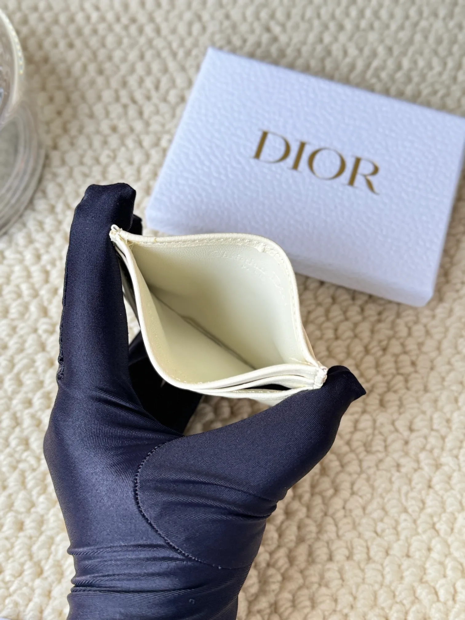 💰110 No.: S5130 Carefully crafted from soft cowhide, decorated with cannage pattern topstitching and embellished with the "CD" logo on the front. Elegant and sophisticated, it has five card slots and is suitable for various occasions. Size: 10.5*7.5cm Dior Caro five-compartment card holder is a new product this season, elegant and practical.