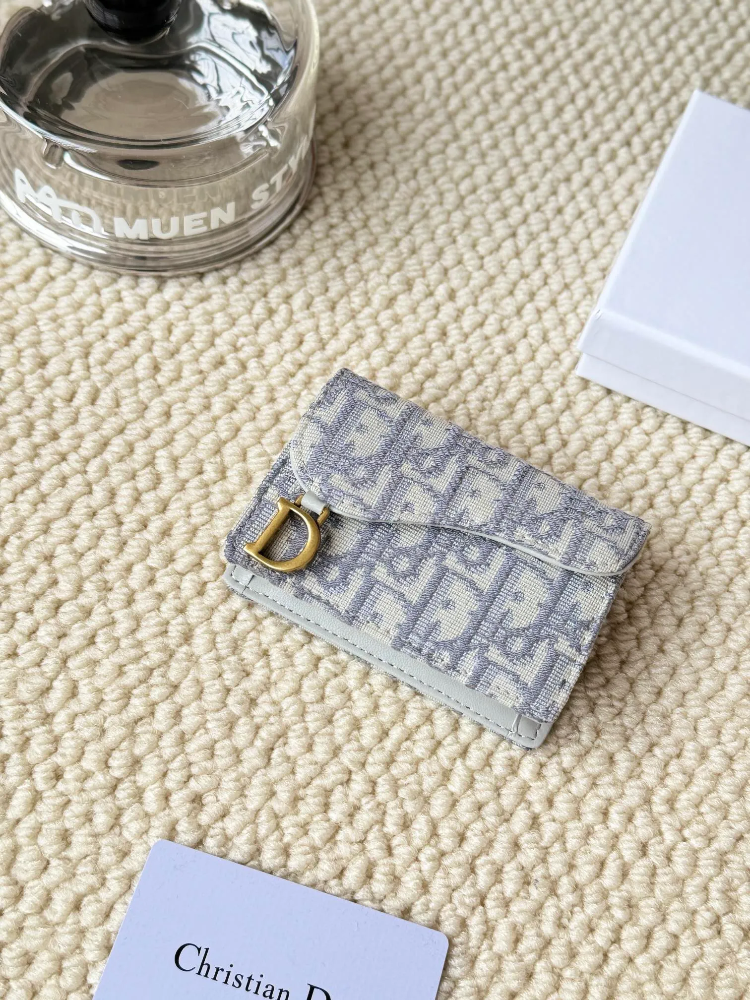 💰120 dior classic new saddle card holder is now available! It’s a small one and can hold a dozen cards and a few cash, which is enough for today’s people! The retro classic Oblique print, paired with exquisite hot stamping accessories "D" lettering, adds a modern style to the whole, with a retro feel and a full sense of fashion... Style number 5611, size: 10.5x7cm