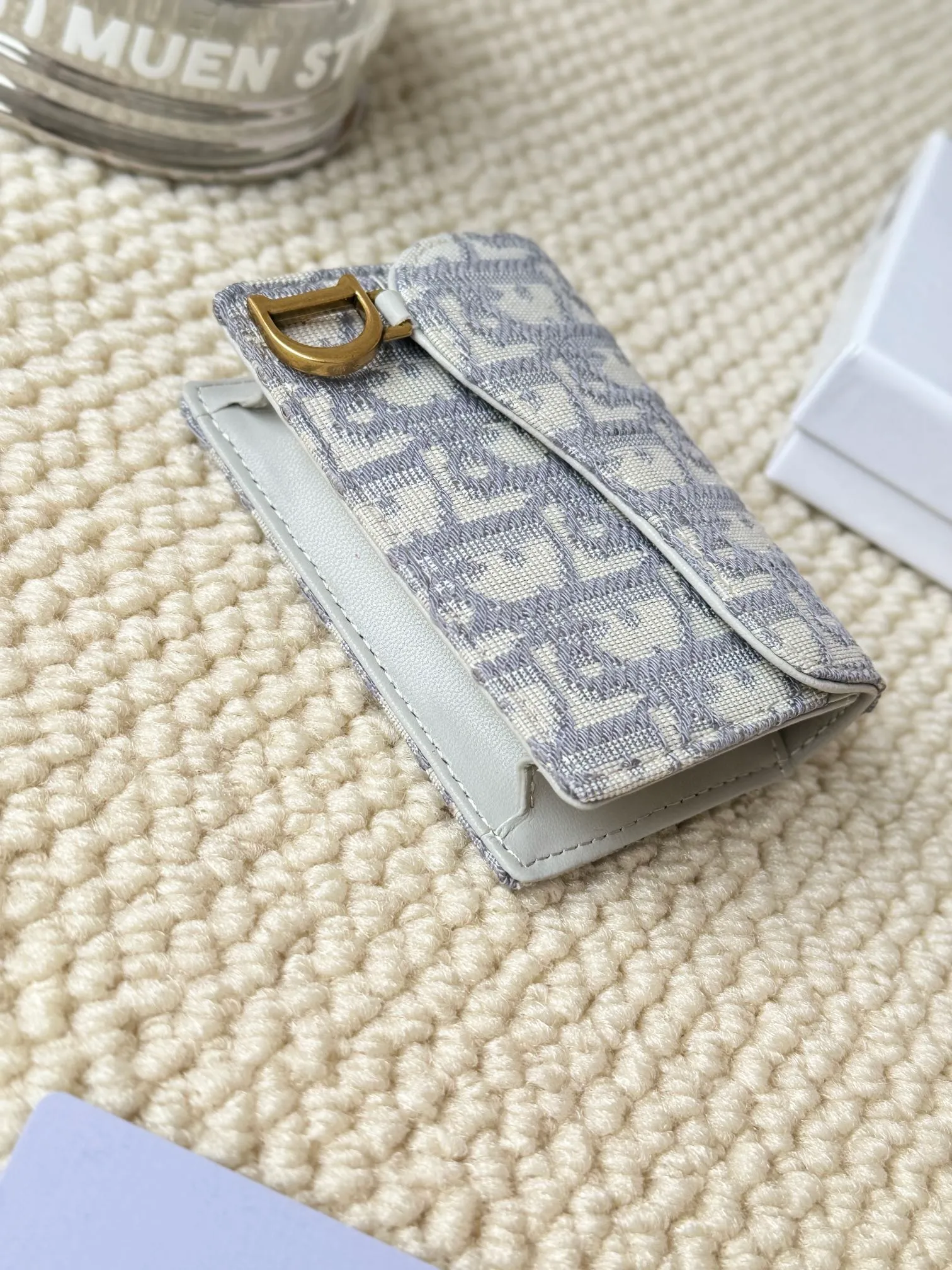 💰120 dior classic new saddle card holder is now available! It’s a small one and can hold a dozen cards and a few cash, which is enough for today’s people! The retro classic Oblique print, paired with exquisite hot stamping accessories "D" lettering, adds a modern style to the whole, with a retro feel and a full sense of fashion... Style number 5611, size: 10.5x7cm
