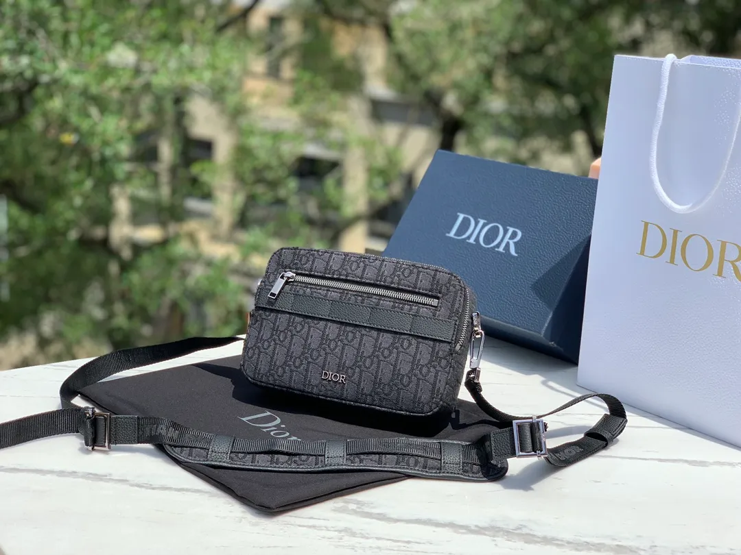 ❗️❗️❗️Free shipping with SF Express for year-end events❗️❗️❗️💰1300 Size: 22X15X6cm Dior messenger camera bag, shipped from the factory, the bag body uses the original CD Diamond pattern cotton canvas is carefully made, the fabric is light and flexible, the bag shape is crisp, the texture is clear, the material is wear-resistant, durable and easy to take care of, the small "DIOR" logo on the front, the top two-way zipper opening and closing, more convenient to take, decorated with the same color adjustable and removable Christian Dior logo cow leather and nylon jacquard shoulder straps, shoulder strap design, very user-friendly and thoughtful design, the upper body is very comfortable, the interior design is neat and spacious, simple and practical, it has a concave shape, it can be carried by men and women, and it is not easy to bump into bags. It is very worth buying.